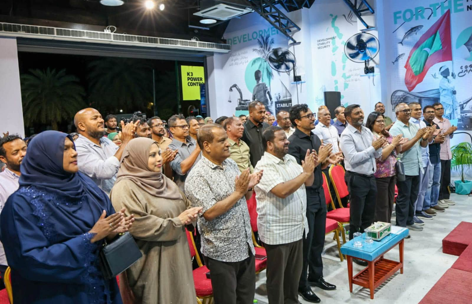 ޕީޕަލްސް ނެޝަނަލް ކޮންގްރެސް (ޕީއެންސީ) އިން ބޭއްވި ޖަގަހަ ޖަލްސާގައި އެޕާޓީގެ އިސްބޭފުޅުން ބައިވެރިވެވަޑައިގަންނަވަނީ. ފޮޓޯ: ޕީއެންސީ