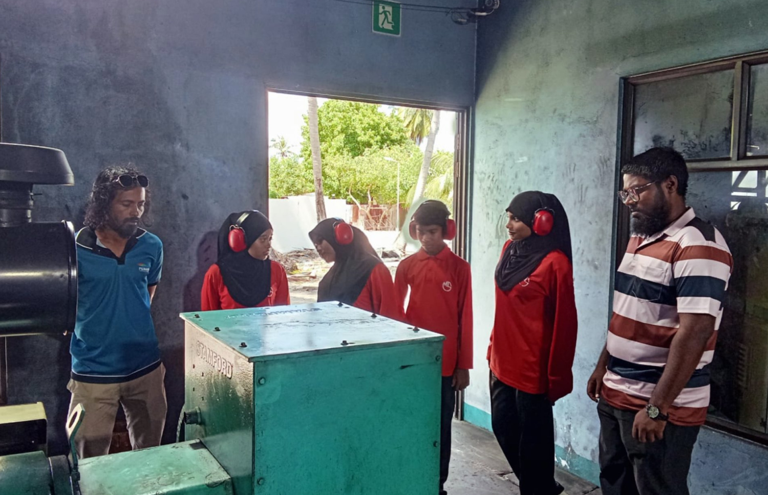 އިންޖިނިއަރުންގެ ދުވަސް ފާހަގަ ކުރުމަށް ރަށެއްގެ ދަރިވަރުން އެ ރަށުގެ އިންޖީނުގެއަށް ޒިޔާރަތް ކުރަނީ-- ފޮޓޯ: އުމްރާނީ ތަރައްގީއާ ބެހޭ މިނިސްޓްރީ