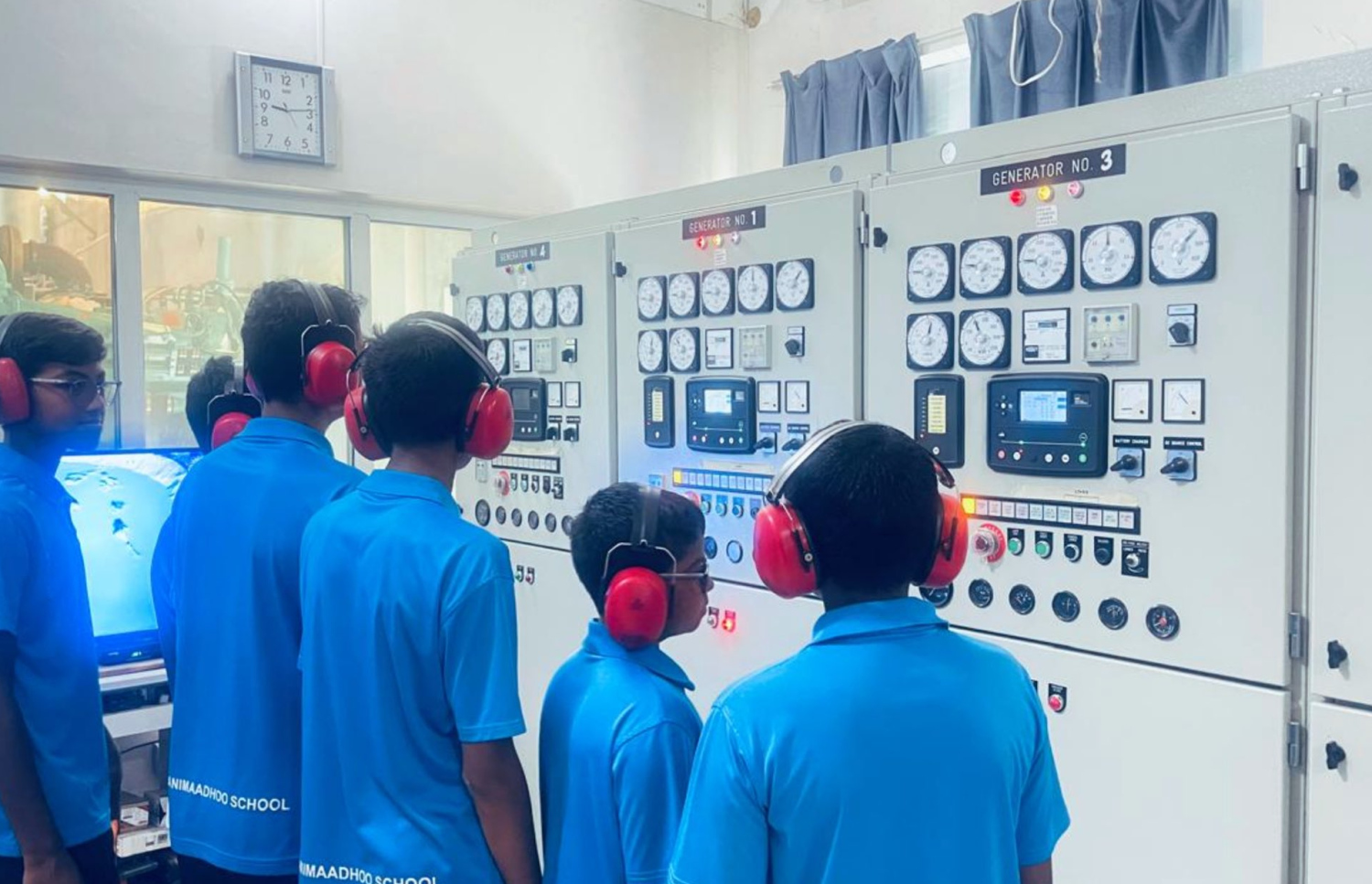 އިންޖިނިއަރުންގެ ދުވަސް ފާހަގަ ކުރުމަށް ރަށެއްގެ ދަރިވަރުން އެ ރަށުގެ އިންޖީނުގޭގައި. -- ފޮޓޯ: އުމްރާނީ ތަރައްގީއާ ބެހޭ މިނިސްޓްރީ