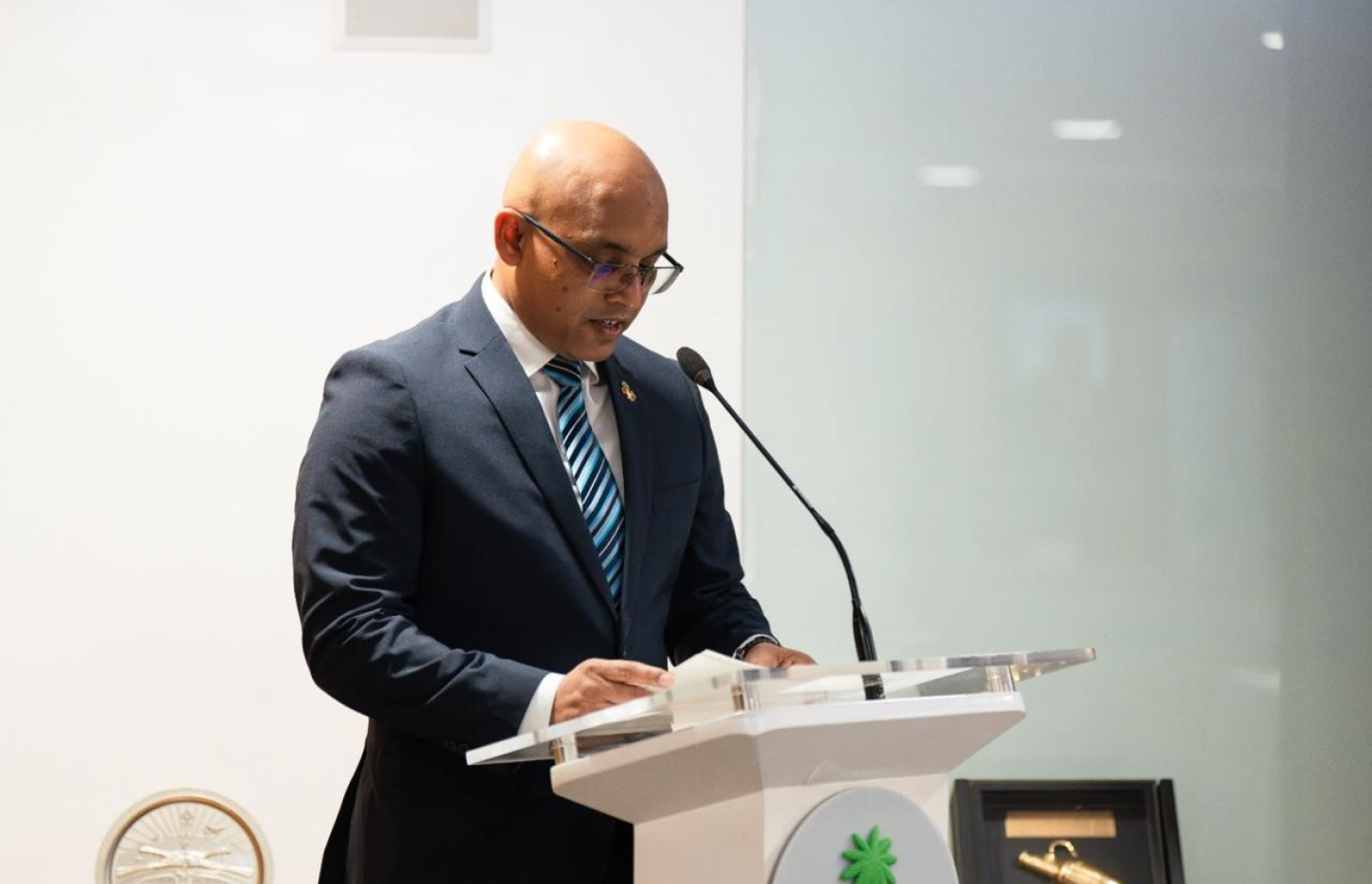 ސޮއި ކުރުމަށް ބޭއްވި ރަސްމިއްޔާތުގައި މިނިސްޓާ އޮފް ފައިނޭންސް އެންޑް ޕަބްލިކް އެންޓަޕްރައިޒަސް އަދި ރާއްޖެއިން އިސްލާމިކް ޑިވެލޮޕްމަންޓް ބޭންކުގެ ކަނޑައަޅުއްވާފައިވާ ގަވަރުނަރު ހަސަން ޒަރީރު ވާހަކަ ދައްކަވަނީ -- ފޮޓޯ: ފިނޭންސް މިނިސްޓްރީ