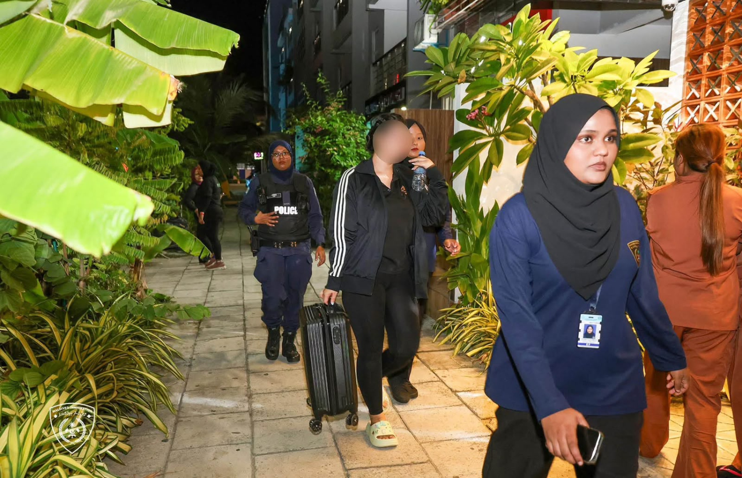 ރޭ ހުޅުމާލޭގައި ހިންގި އޮޕަރޭޝަނުގައި ގަވައިދާ ހިލާފު ބިދޭސީންތަކެއް ގެންދަނީ-- ފޮޓޯ: އިމިގްރޭޝަން