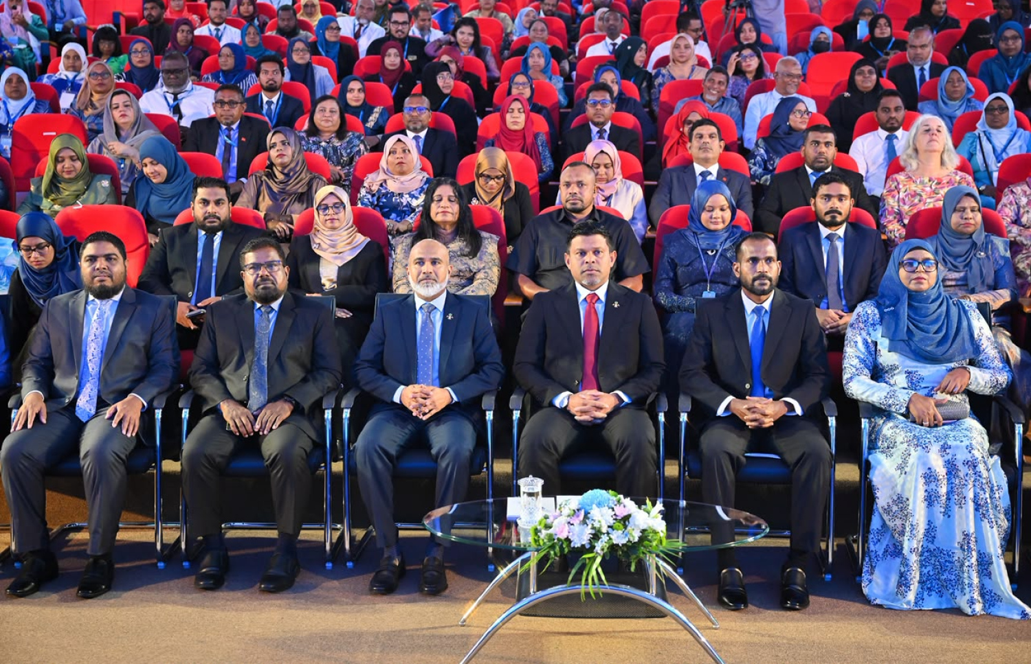 އަށް ވަނަ އިންޓަނޭޝަނަލް ޓީޗަރުންގެ ކޮންފަރެންސް ފެށުމުގެ ރަސްމިއްޔާތު ޝަރަފުވެރި ކޮށްދެއްވުމަށް ނައިބް ރައީސް ހުސެއިން މުހައްމަދު ލަތީފް ބައިވެރިވެ ވަޑައިގަންނަވަނީ، އަރިހުގައި އެޑިޔުކޭޝަން މިނިސްޓަރު ޑރ. އިސްމާއިލް ޝަފީއު އާއި ގައުމީ ޔުނިވާސިޓީގެ ޗާންސެލާ ޑރ. މަހްމޫދު ޝައުގީގެ އިތުރުން މިނިސްޓްރީގެ އިސް ބޭފުޅުންނާއި ޓީޗަރުން ބައިވެރިވަނީ-- ފޮޓޯ: ނިޝާން އަލީ / މިހާރު