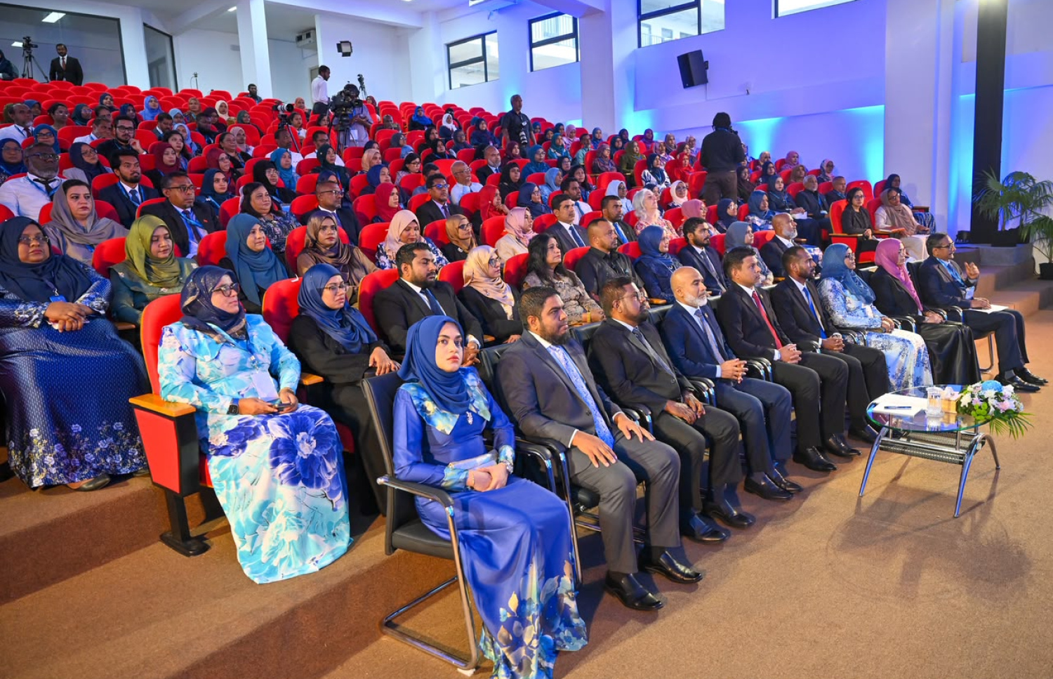 އަށް ވަނަ އިންޓަނޭޝަނަލް ޓީޗަރުންގެ ކޮންފަރެންސް ފެށުމުގެ ރަސްމިއްޔާތުމިނިސްޓްރީގެ އިސް ބޭފުޅުންނާއި ޓީޗަރުން ބައިވެރިވަނީ-- ފޮޓޯ: ނިޝާން އަލީ / މިހާރު