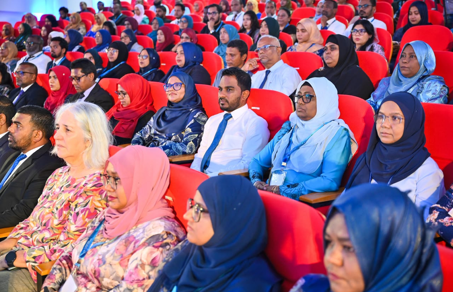 އަށް ވަނަ އިންޓަނޭޝަނަލް ޓީޗަރުންގެ ކޮންފަރެންސް ފެށުމުގެ ރަސްމިއްޔާތުގައި ޓީޗަރުންނާއި ސްކޫލުތަކުގެ ޕްރިންސިޕަލުން ބައިވެރިވަނީ-- ފޮޓޯ: ނިޝާން އަލީ / މިހާރު