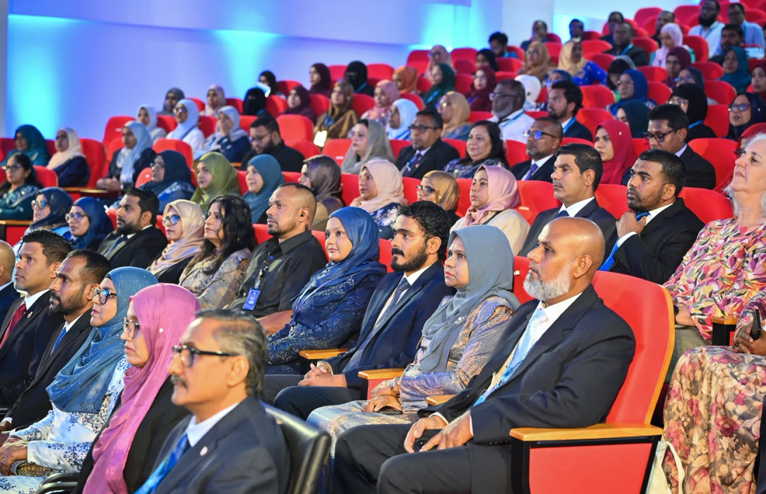 އަށް ވަނަ އިންޓަނޭޝަނަލް ޓީޗަރުންގެ ކޮންފަރެންސް ފެށުމުގެ ރަސްމިއްޔާތުމިނިސްޓްރީގެ އިސް ބޭފުޅުންނާއި ޓީޗަރުން ބައިވެރިވަނީ-- ފޮޓޯ: ނިޝާން އަލީ / މިހާރު