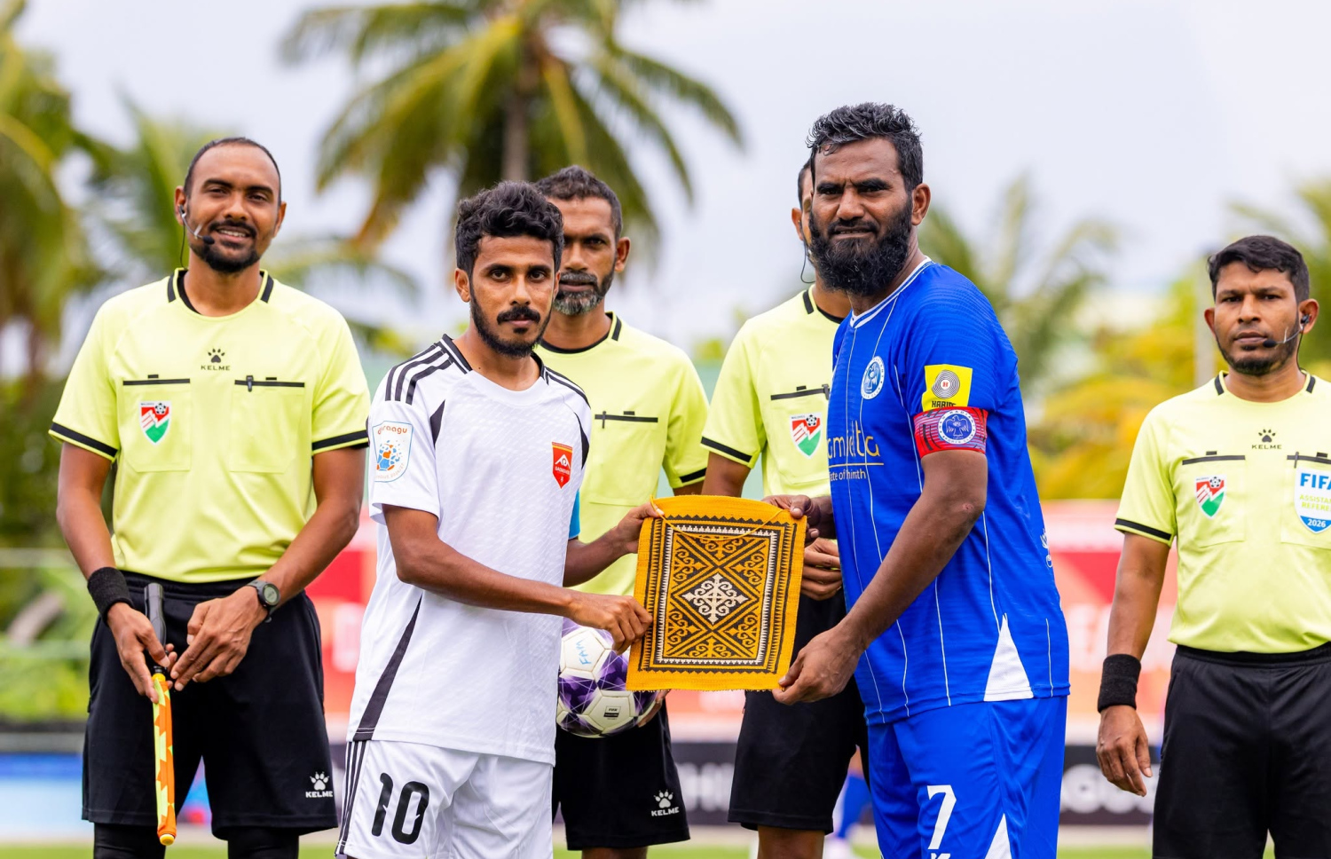 މާލޭން ބޭރުގައި ކުޅުނު ދިވެހި ޕްރިމިއާ ލީގުގެ ފުރަތަމަ މެޗު، ގދ. ގައްދޫގައި ފެށުމުގެ ކުރިން ގައްދޫގެ ކެޕްޓަން އަހްމަދު ރިފްޝާން (ވ) އާއި ނިއު ރޭޑިއަންޓްގެ ކްޕްޓަން އަލީ އަޝްފާގް (ކ)، --- ފޮޓޯ: އެފްއޭއެމް