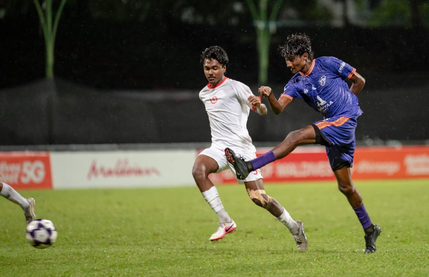ދިވެހި ޕްރިމިއާ ލީގުގައި ދިއްދޫ އާއި ބުރު ސްޕޯޓްސްގެ މެޗުގެ ތެރެއިން: މި މެޗަކީ ލީގުގައި ދިއްދޫން ކުޅުނު ފުރަތަމަ މެޗު --- ފޮޓޯ: ފަޔާޒު މޫސާ | މިހާރު