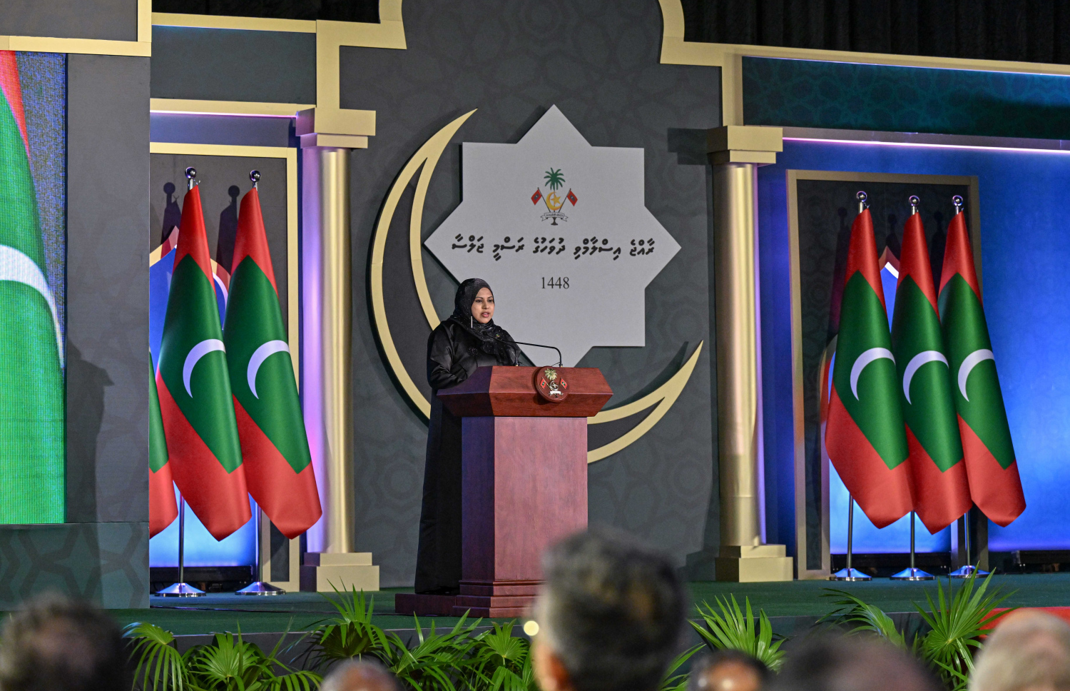 ރާއްޖެ އިސްލާމްވިތާ 900 އަހަރު ފުރުން ފާހަގަކުރުމަށް ބޭއްވި ޖަލްސާގައި ފަންނާއި ސަގާފަތާއި ތަރިކައާ ބެހޭ މިނިސްޓަރު ހީނާ ވަލީދު ވާހަކަ ދައްކަވަނީ.--- ފޮޓޯ: ރައީސް އޮފީސް