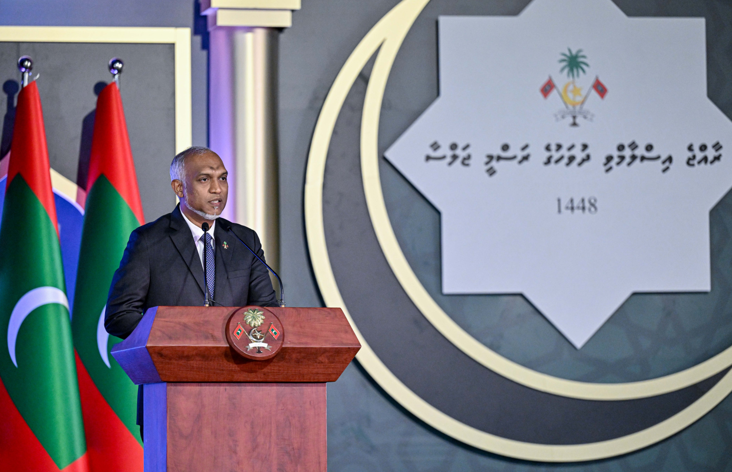 ރާއްޖެ އިސްލާމްވިތާ 900 އަހަރު ފުރުން ފާހަގަކުރުމަށް ބޭއްވި ރަސްމީ ޖަލްސާގައި ރައީސް ޑރ.މުހައްމަދު މުއިއްޒު ވާހަކަފުޅު ދައްކަވަނީ: މިސްކިތްތަކާއި ވަގުފު އިމާރާތްތައް އަޅަން އުފެއްދި ވަގުފު ކުންފުނިން ރާއްޖޭގެ ދީނީ މައިދާނަށް އާ ދިރުމެއް ގެނެސްދޭނެ ކަމަށް ވިދާޅުވި.--- ފޮޓޯ: ރައީސް އޮފީސް