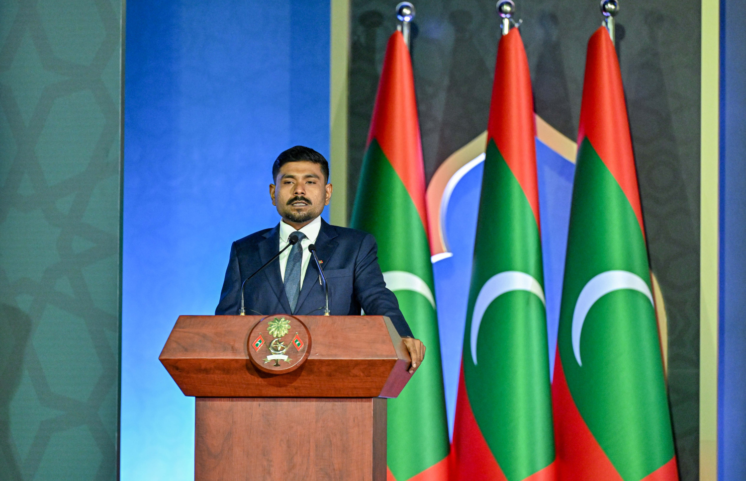 ރާއްޖެ އިސްލާމްވިތާ 900 އަހަރު ފުރުން ފާހަގަކުރުމަށް ބޭއްވި ރަސްމީ ޖަލްސާގައި، ދިވެހި ތާރީހު ދިރާސާކުރައްވާ އަހުމަދު އަލާ ދީދީ ވާހަކަ ދައްކަވަނީ -- ފޮޓޯ: ރައީސް އޮފީސް