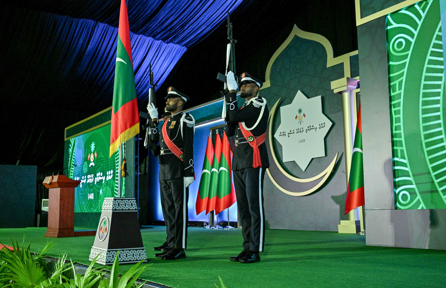 ރާއްޖެ އިސްލާމްވިތާ 900 އަހަރު ފުރުން ފާހަގަކުރުމަށް ބޭއްވި ރަސްމީ ޖަލްސާގައި ސިފައިން ގައުމީ ދިދަ، ދިދަ ޕޯސްޓުގައި ބަހައްޓަނީ.--- ފޮޓޯ: ރައީސް އޮފީސް