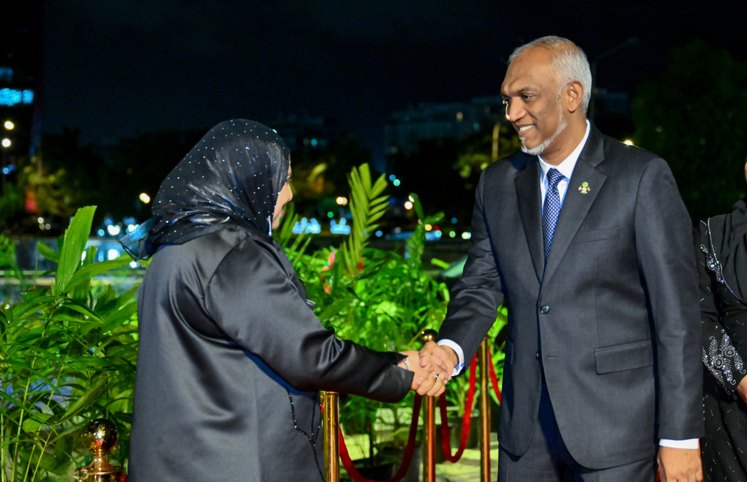 ރާއްޖެ އިސްލާމްވިތާ 900 އަހަރު ފުރުން ފާހަގަކުރުމަށް ބޭއްވި ޖަލްސާ އަށް ރައީސް ޑރ. މުހައްމަދު މުއިއްޒު ވަޑައިގަތުމުން، ފަންނާއި ސަގާފަތާއި ތަރިކައާ ބެހޭ މިނިސްޓަރު ހީނާ ވަލީދު މަރުހަބާ ދަންނަވަނީ.--- ފޮޓޯ: ރައީސް އޮފީސް