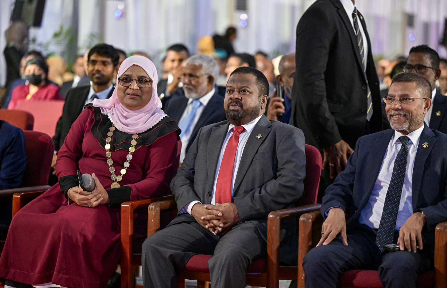 ރާއްޖެ އިސްލާމްވިތާ 900 އަހަރު ފުރުން ފާހަގަކުރުމަށް ބޭއްވި ރަސްމީ ޖަލްސާގައި ސަރުކާރުގެ ބައެއް އިސްބޭފުޅުން ބައިވެރިވެވަޑައިގަންނަވަނީ.--- ފޮޓޯ: ރައީސް އޮފީސް