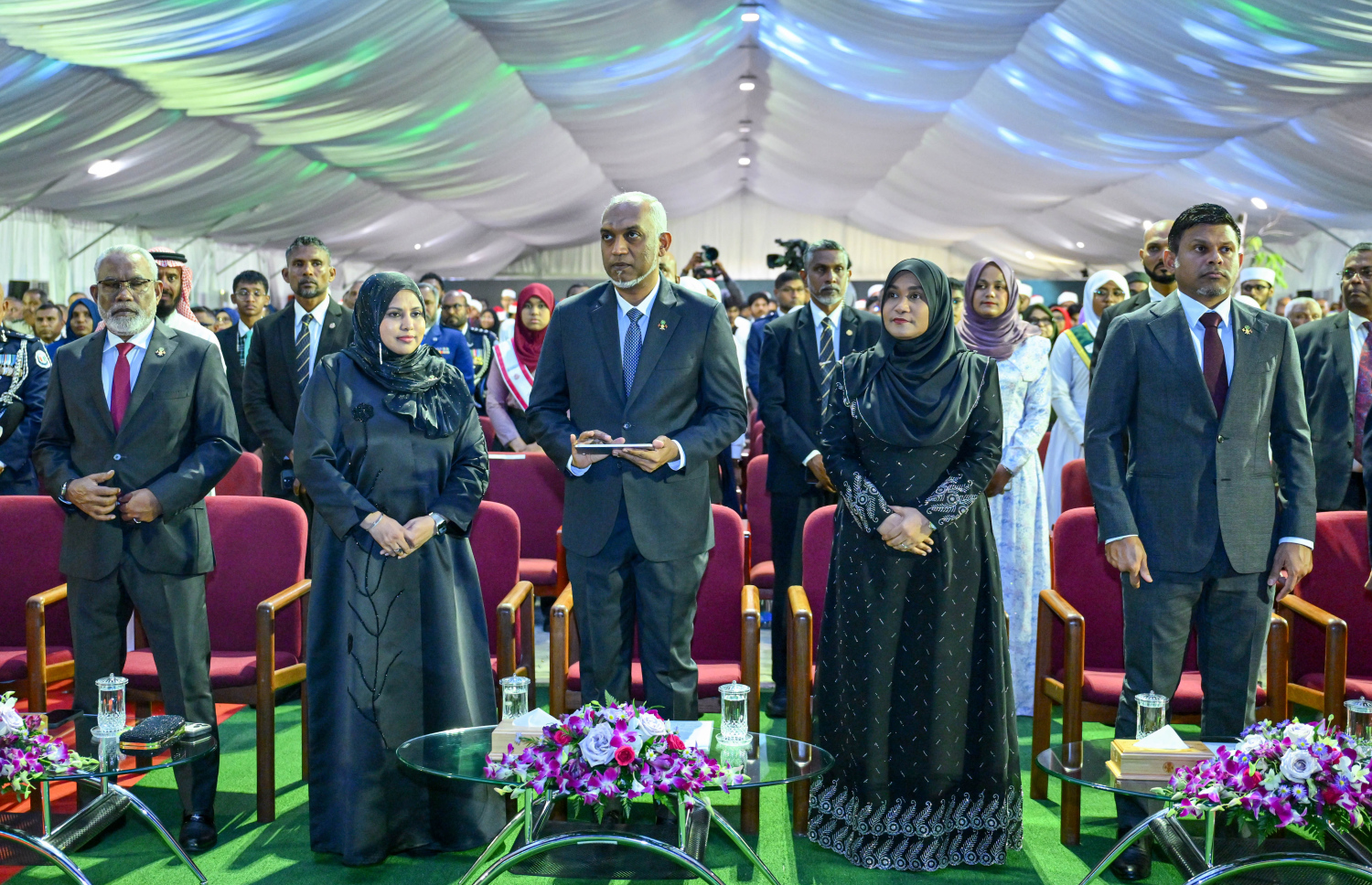 ރާއްޖެ އިސްލާމްވިތާ 900 އަހަރު ފުރުމުގެ ހަރަކާތްތަކުގައި ބޭނުންކުރާ ލޯގޯ އާއި ޝިއާރު ރައީސް މުއިއްޒު އިފްތިތާހު ކޮށްދެއްވަނީ: މިއީ އެއް އަހަރު ދުވަހުގެ މުއްދަތަށް ބޭނުންކުރާ ލޯގޯ.--- ފޮޓޯ: ރައީސް އޮފީސް