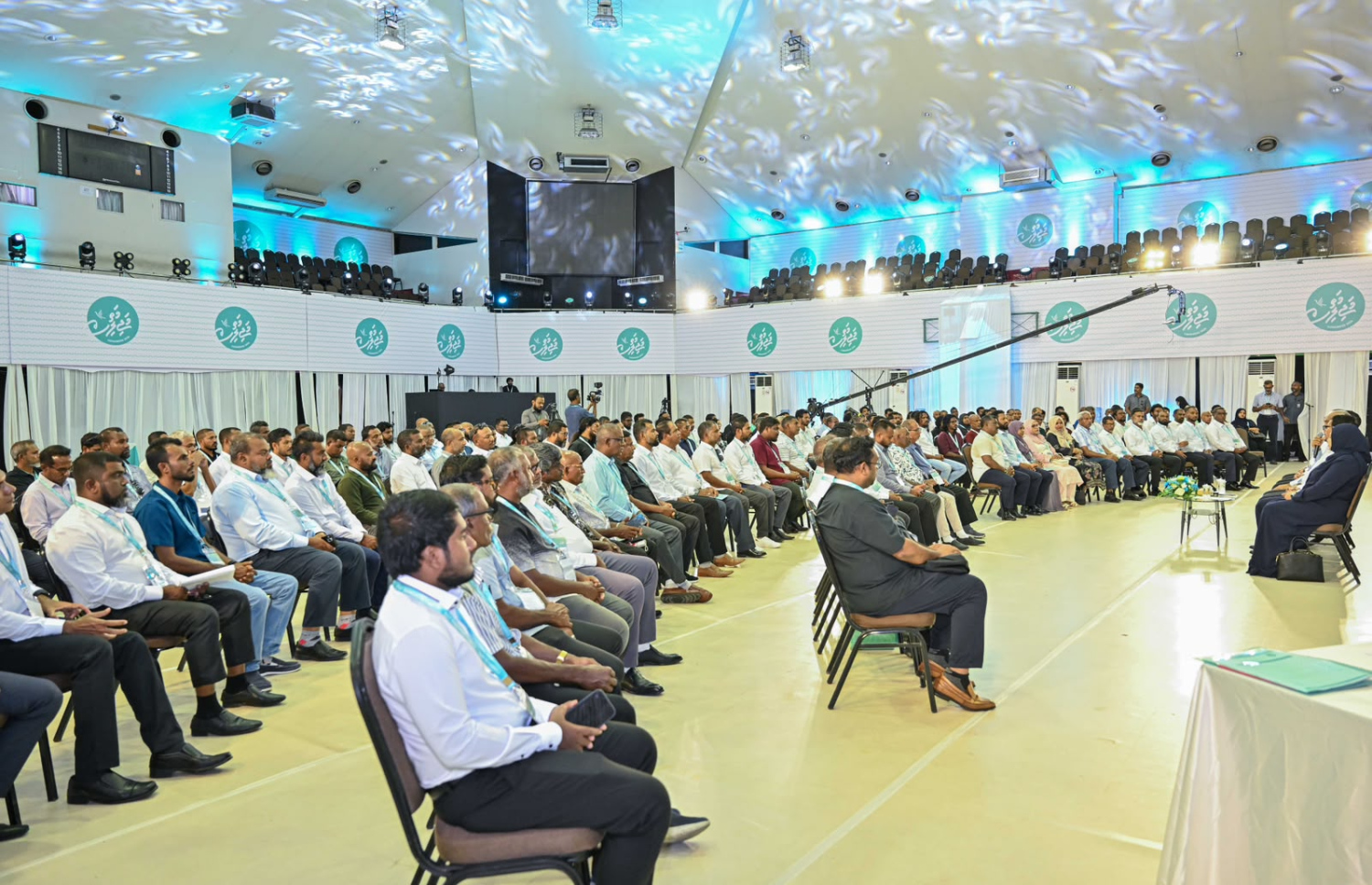 ޕީއެންސީގެ ކޮންގްރެސްގެ ކުރިން ރައީސް ޑރ. މުހައްމަދު މުއިއްޒު ކޮންގްރެސްގެ ބައިވެރިންނާ ބައްދަލުކުރައްވަނީ-- ފޮޓޯ: ޕީއެންސީ