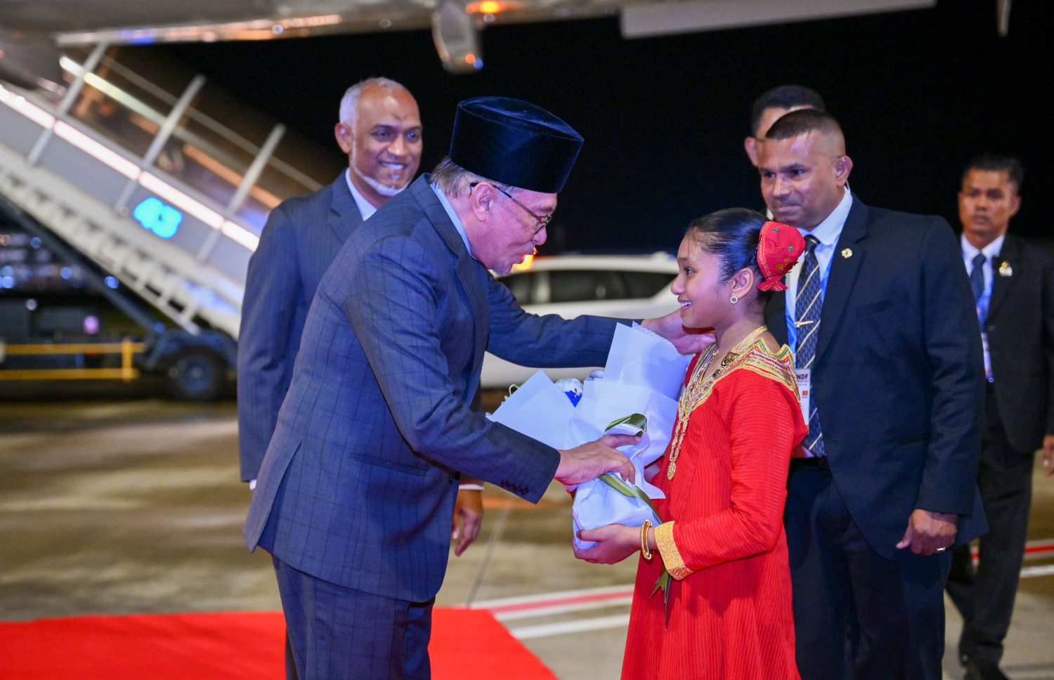 މެލޭޝިއާގެ ބޮޑުވަޒީރު އަންވަރު އިބްރާހިމް ރާއްޖެއަށް ވަޑައިގަތުމުން އެމަނިކުފާނަށް މަރުހަބާ ދަންނަވަނީ-- ފޮޓޯ: ރައީސް އޮފީސް