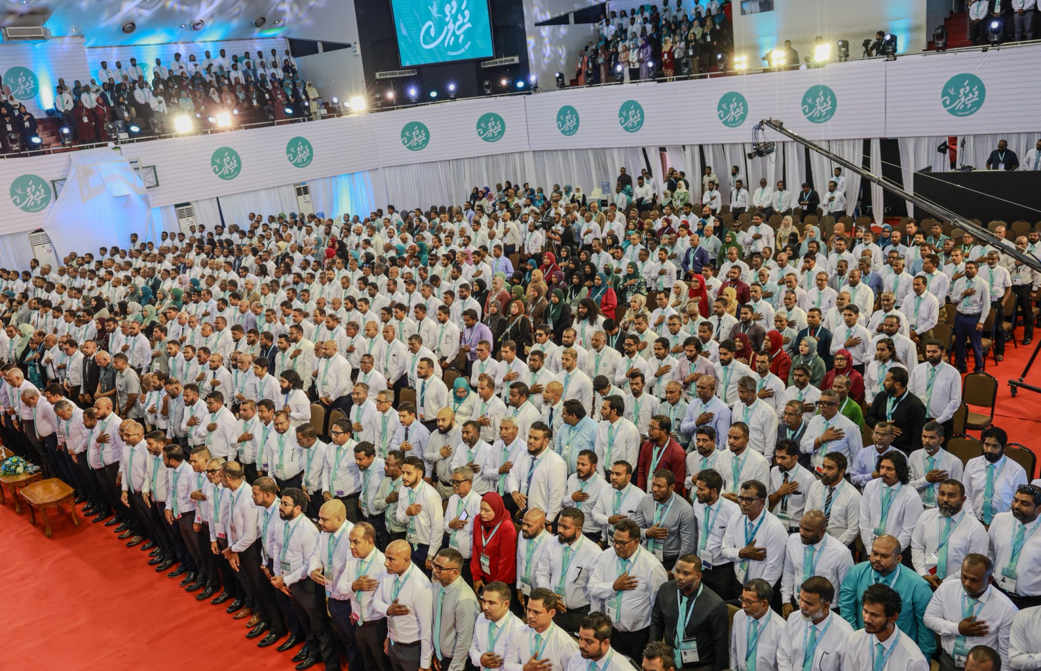 ޕީއެންސީގެ ކޮންގްރެސްގައި ބައިވެރިވާ އެ ޕާޓީގެ މެމްބަރުންނާ ރައީސް ޑރ. މުއިއްޒު ބައްދަލު ކުރައްވަނީ. --- ފޮޓޯ: ޕީއެންސީ
