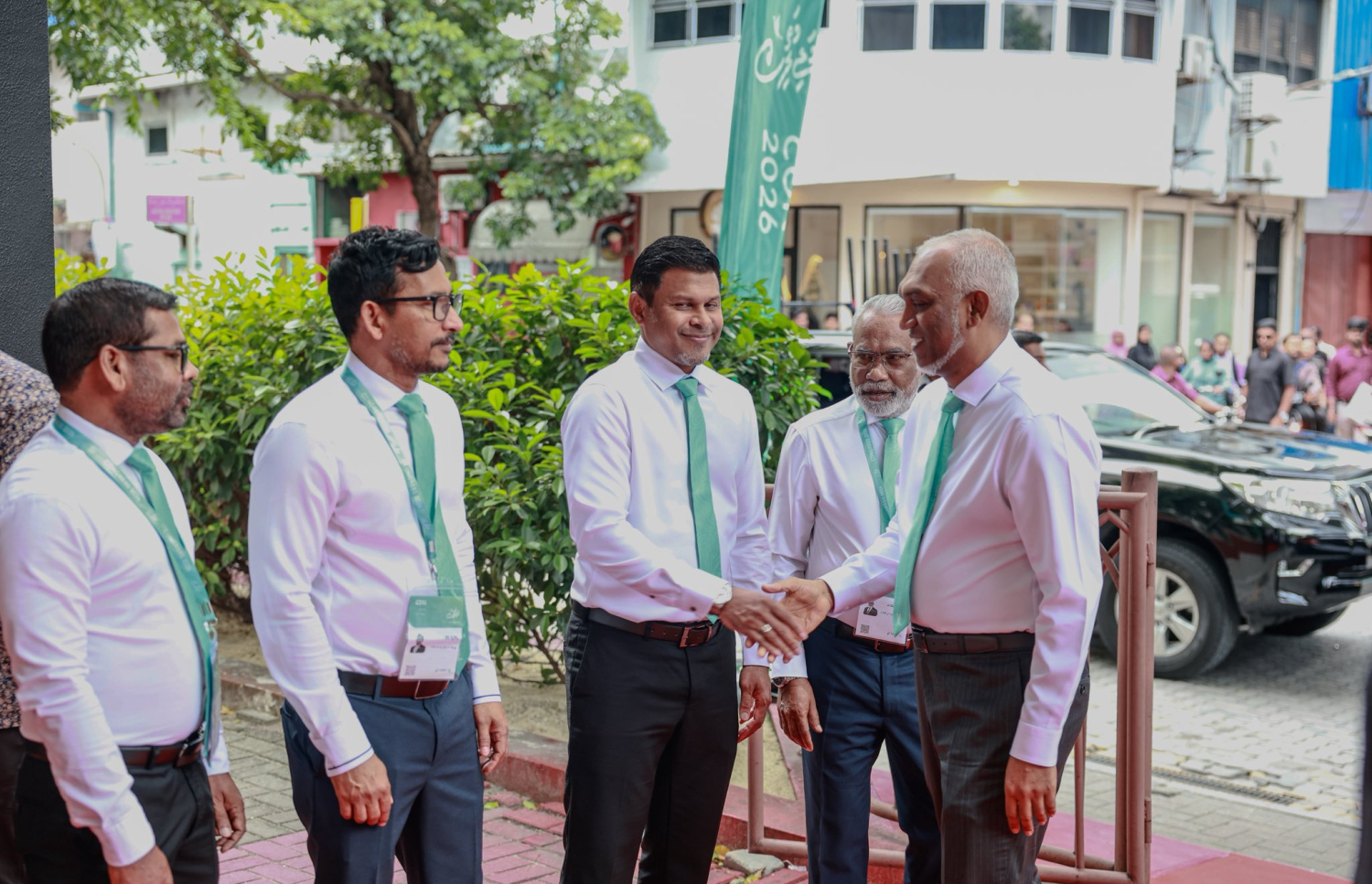 ޕީއެންސީ ކޮންގްރެސް ފެށުމަށް މިއަދު ހެެނދުނު ބޭއްވި ރަސްމިއްޔާތުގައި ރައީސް ޑރ. މުއިއްޒު، ނައިބް ރައީސް ހުސެއިން މުހައްމަދު ލަތީފާ ސަލާމް ކުރައްވަނީ -- ފޮޓޯ: ޕީއެންސީ