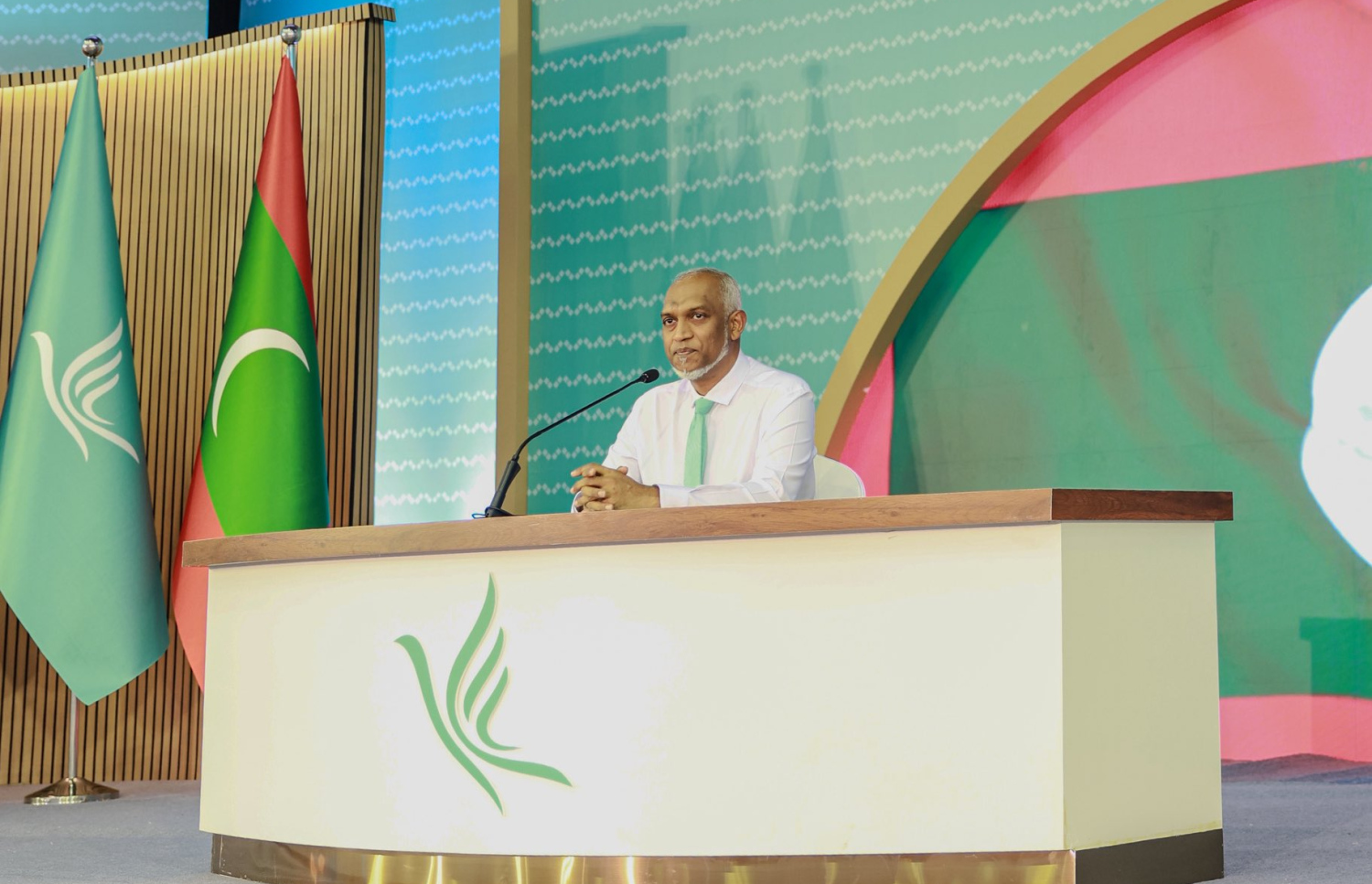 ޕީއެންސީ ކޮންގްރެސްގައި ބައިވެރިވާ އެ ޕާޓީގެ މެމްބަރުންނާ ރައީސް ޑރ. މުއިއްޒު ބައްދަލު ކުރައްވާ ވާހަކަ ދައްކަވަނީ-- ފޮޓޯ: ޕީއެންސީ