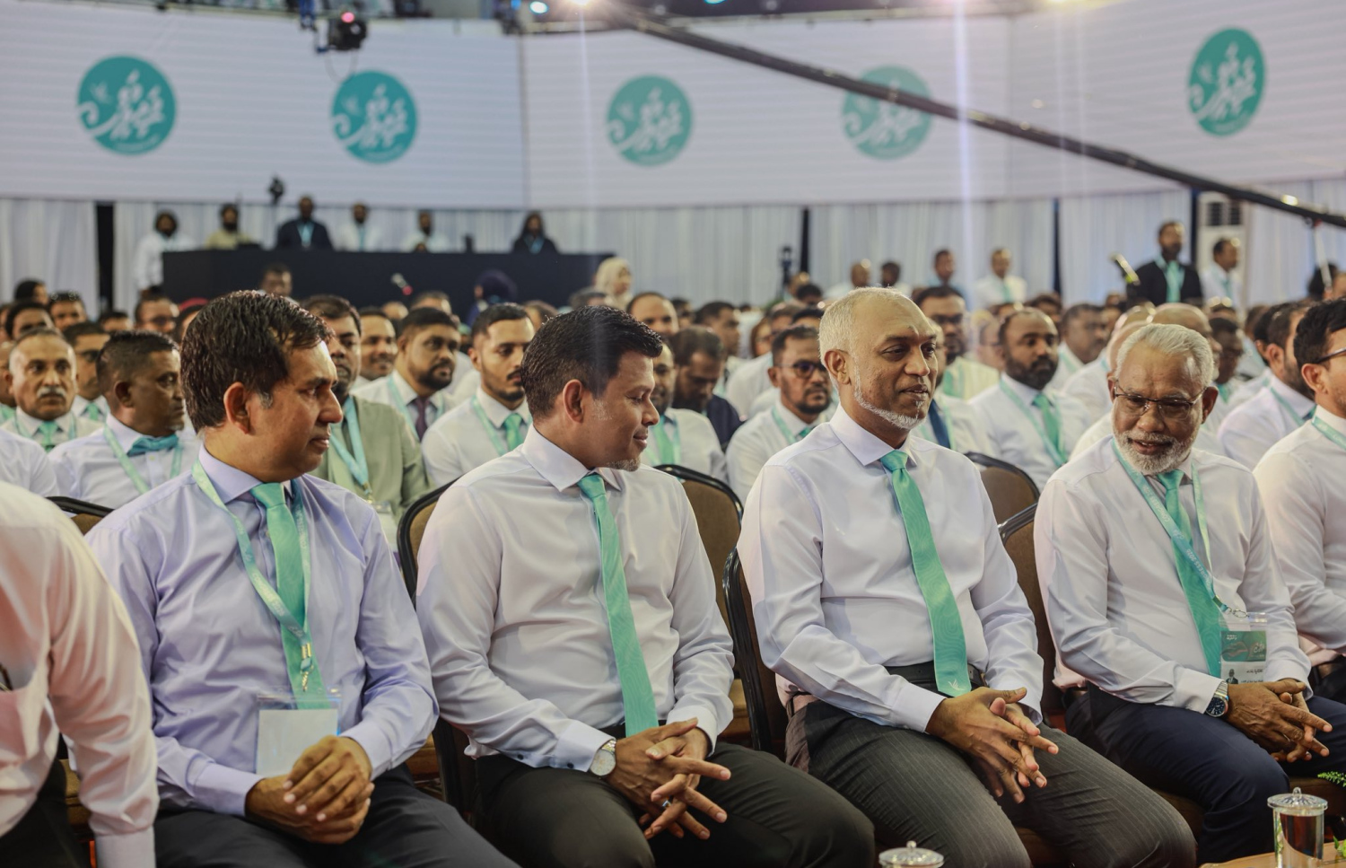ޕީއެންސީ ކޮންގްރެސް ފެށުމަށް މިއަދު ހެެނދުނު ބޭއްވި ރަސްމިއްޔާތުގައި ރައީސް ޑރ. މުއިއްޒު އާއި ނައިބް ރައީސް ހުސެއިން މުހައްމަދު ލަތީފާއި މަޖިލީހުގެ ރައީސް އަބްދުއްރަހީމް އަބްދުﷲ އާއި އެ ޕާޓީގެ ބައެއް މެންބަރުން. -- ފޮޓޯ: ޕީއެންސީ