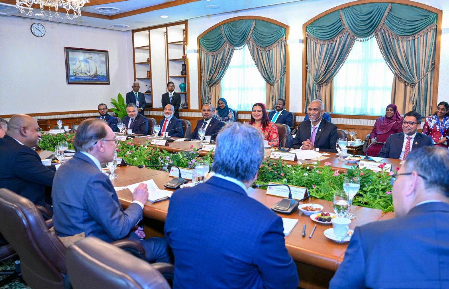 މެލޭޝިއާގެ ބޮޑުވަޒީރު އަންބަރު އިބްރާހީމް ރާއްޖެއަށް ކުރައްވާ ރަސްމީ ދަތުރުގައި ދެގައުމުން މިއަދު ބޭއްވި ރަސްމީ މަޝްވަރާގައި ބައިވެރިވެވަޑައިގަންނަވަނީ. ފޮޓޯ: ރައީސް އޮފީސް