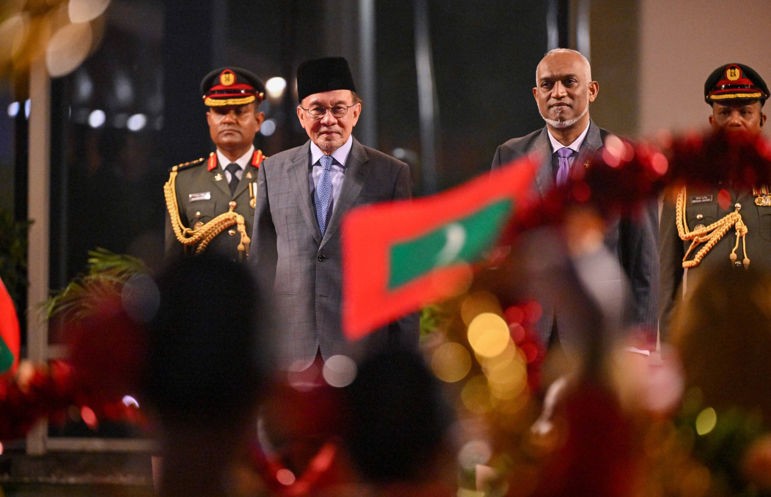 މެލޭޝިއާގެ ބޮޑުވަޒީރު އަންވަރު އިބްރާހިމް ރާއްޖެއަށް ވަޑައިގަތުމުން އެމަނިކުފާނަށް ވެލާނާ އިންޓަނޭޝަނަލް އެއާޕޯޓުން ރައީސް ޑރ. މުހައްމަދު މުއިއްޒު މަރުހަބާ ދަންނަވަނީ-- ފޮޓޯ: ރައީސް އޮފީސް