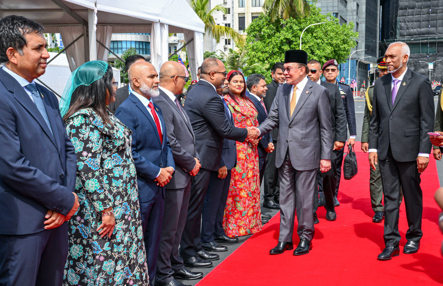 މެލޭޝިއާގެ ބޮޑުވަޒީރު އަންވަރު އިބްރާހިމަށް މާލެއިން ރަސްމީ އިއްޒަތުގައި މަރުހަބާ ދެންނެވުމަށް ބޭއްވި ރަސްމިއްޔާތުގައި އަންވަރު، ރާއްޖޭގެ މިނިސްޓަރުންނާ ސަލާންކުރައްވަނީ -- ފޮޓޯ: ރައީސް އޮފީސް