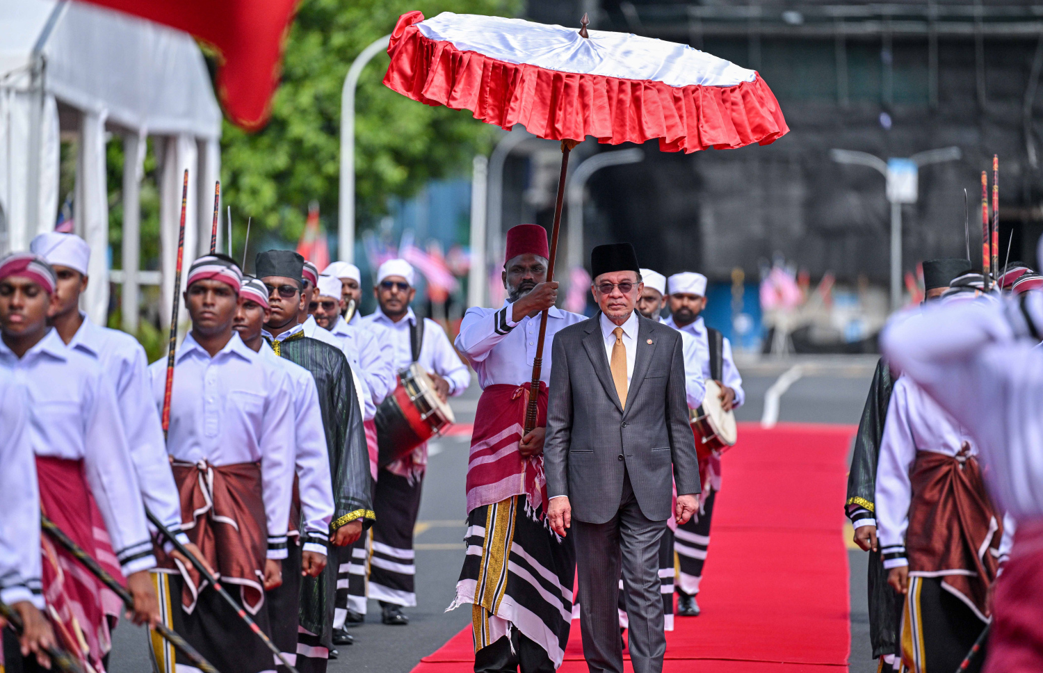 މެލޭޝިއާގެ ބޮޑުވަޒީރު އަންވަރު އިބްރާހިމަށް މާލެއިން ރަސްމީ އިއްޒަތުގައި މަރުހަބާ ދެންނެވުމަށް ބޭއްވި ރަސްމިއްޔާތު -- ފޮޓޯ: ރައީސް އޮފީސް