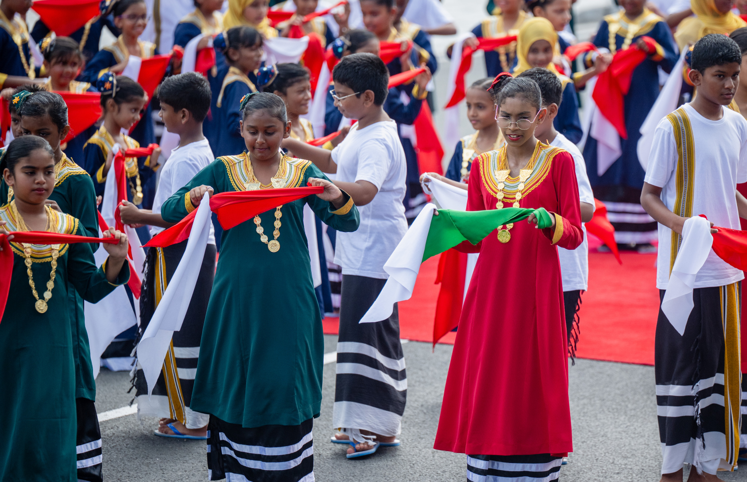 މެލޭޝިއާގެ ބޮޑުވަޒީރު އަންވަރު އިބްރާހިމަށް މާލެއިން ރަސްމީ އިއްޒަތުގައި މަރުހަބާ ދެންނެވުމަށް ބޭއްވި ރަސްމިއްޔާތުގައި ސްކޫލް ކުދިންގެ އައިޓަމެއް ހުށަހަޅައިދެނީ.-- ފޮޓޯ: ފަޔާޒު މޫސާ | މިހާރު