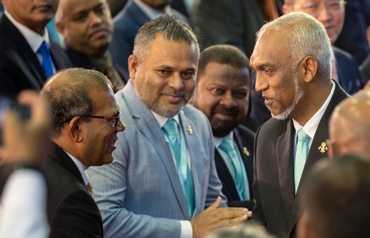 ޕީއެންސީގެ ކޮންގްރެސްއަށް އެމްޑީޕީގެ ޗެއާޕާސަން، ކުރީގެ ރައީސް މުހައްމަދު ނަޝީދު ވަޑައިގަތުމުން ރައީސް ޑރ. މުއިއްޒު އެމަނިކުފާނަށް މަރުހަބާ ދަންނަވަނީ. -- ފޮޓޯ: ފަޔާޒް މޫސާ | މިހާރު