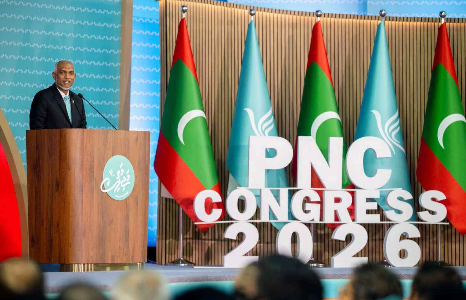 ޕީއެންސީގެ ކޮންގްރެސްގައި ރައީސް ޑރ. މުހައްމަދު މުއިއްޒު ވާހަކަފުޅުދައްކަވަނީ: އެމަނިކުފާނު ވިދާޅުވީ ގައުމީ ކަންކަމުގައި ޕާޓީތަކުން އެކައްޗެއް ކިޔަން ޖެހޭ ކަމަށް -- ފޮޓޯ: ފަޔާޒު މޫސާ | މިހާރު