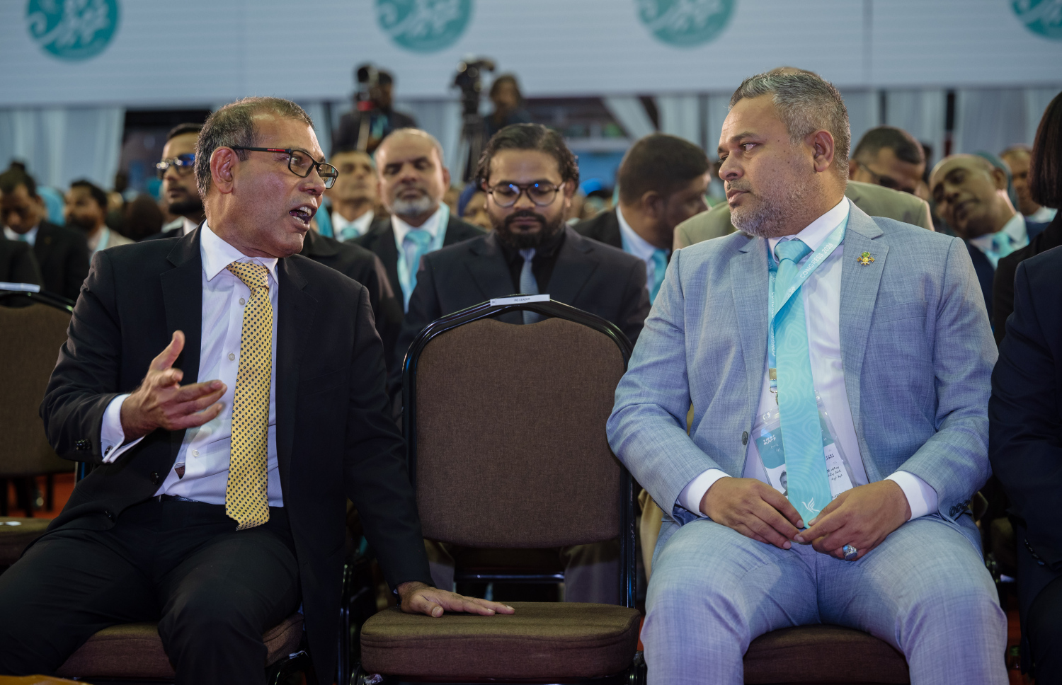 ޕީއެންސީގެ ކޮންގްރެސް ފެށުމުގެ ރަސްމިއްޔާތުގައި ފިޝަރީޒް މިނިސްޓަރު އަހުމަދު ޝިޔާމާއި އިދިކޮޅު އެމްޑީޕީގެ ޗެއާޕާސަން އަދި ކުރީގެ ރައީސް މުހައްމަދު ނަޝީދު ވާހަކަ ދައްކަވަނީ. -- ފޮޓޯ: ފަޔާޒް މޫސާ | މިހާރު