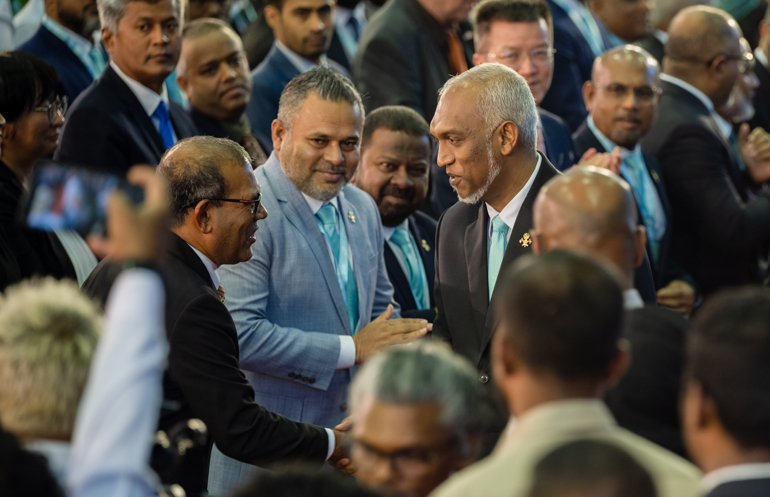 ސަރުކާރު ހިންގާ ޕާޓީ، ޕީއެންސީގެ ކޮންގްރެސް ފެށުމުގެ ރަސްމިއްޔާތުގައި ރައީސް ޑރ. މުހައްމަދު މުއިއްޒު އާއި އެމްޑީޕީގެ ޗެއާޕާސަން ކުރީގެ ރައީސް މުހައްމަދު ނަޝީދު އާ ސަލާންކުރައްވަނީ -- ފޮޓޯ: ފަޔާޒު މޫސާ | މިހާރު