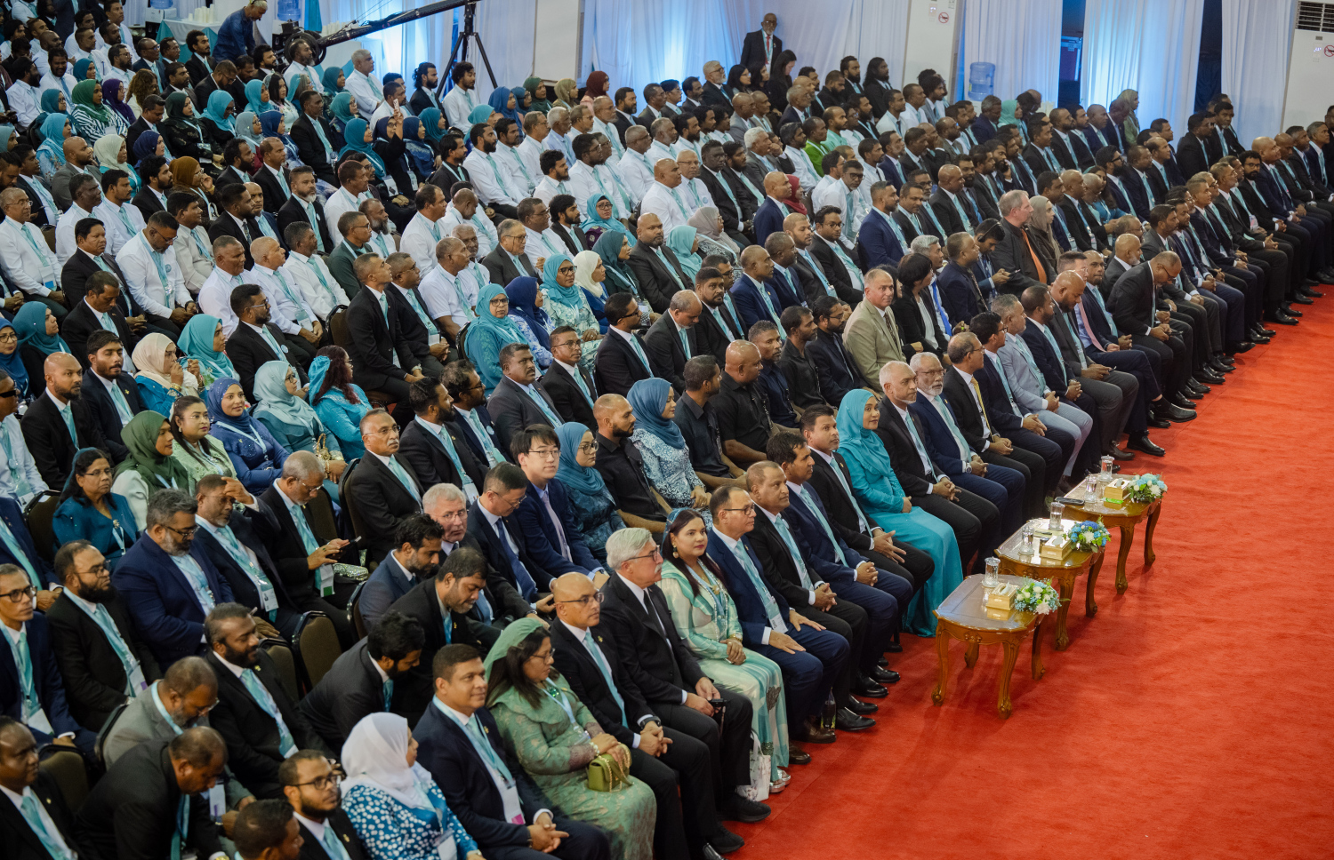 ޕީއެންސީގެ ކޮންގްރެސްގައި އެ ޕާޓީގެ މެމްބަރުން: އެންމެ މެމްބަރުން ގިނަ ސިޔާސީ ޕާޓީގެ މި ކޮންގްރެސްގައި 1،300 އަށް ވުރެ ގިނަ މަންދޫބުން ބައިވެރިވޭ. -- ފޮޓޯ: ފަޔާޒު މޫސާ | މިހާރު