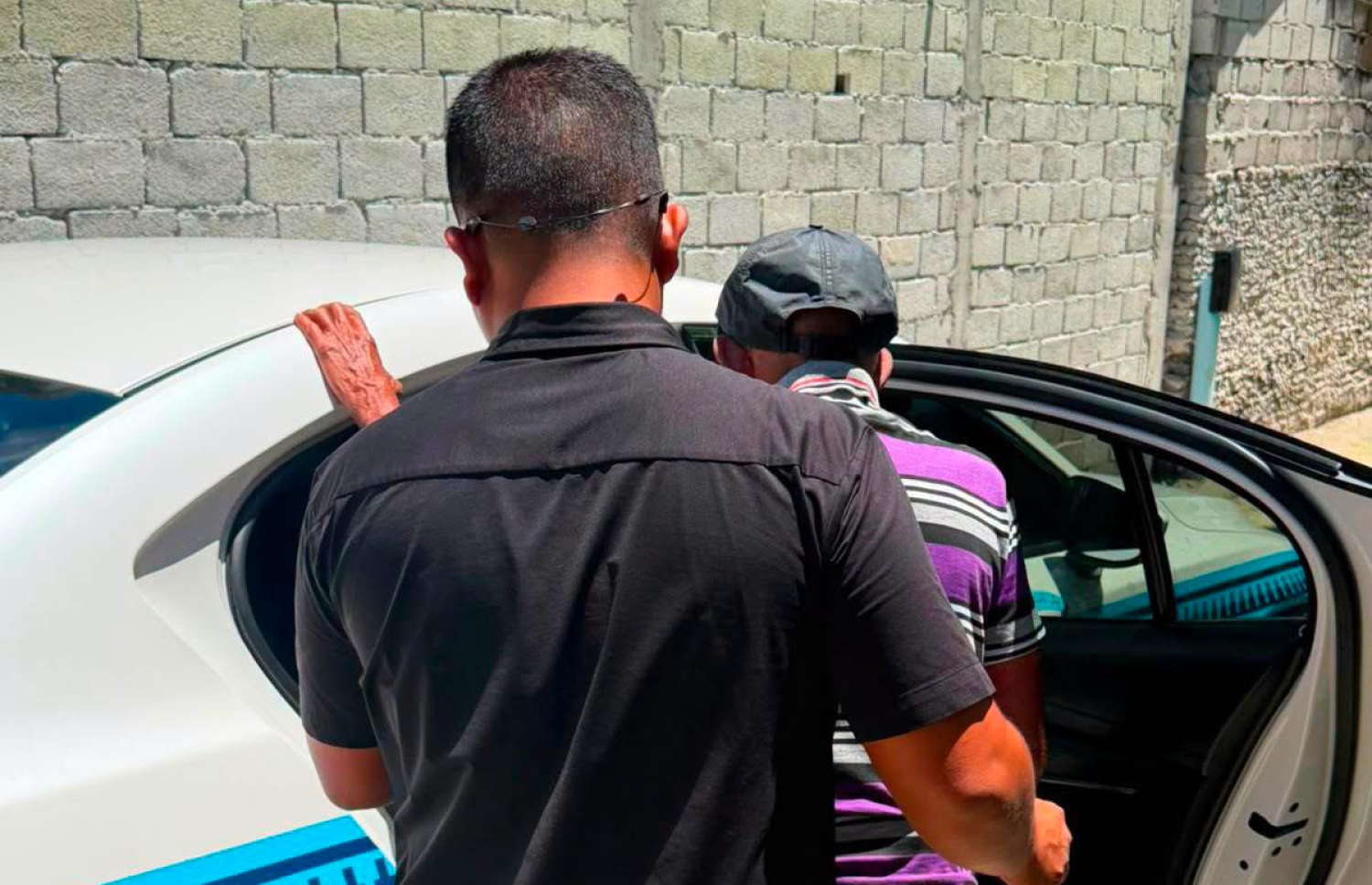 ފަރެސްމާތޮޑާގައި އެކަނި ދިރިއުޅެމުން އައި މީހާ ދައުލަތުގެ ބެލުމުގެ ދަށަށް ގެންދިއުމަށް ފުލުހުންގެ ކާރަކަށް އަރުވަނީ.