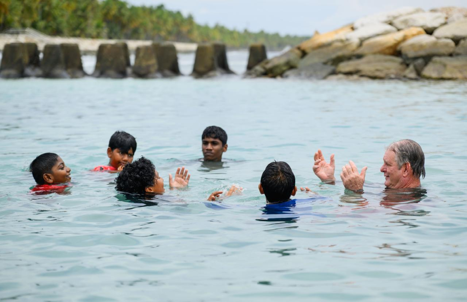 ލައިފްގާޑް ޕްރޮގްރާމްގެ ކޯސް ޑިރެކްޓަރު އަދި ލީޑް ޓްރޭނަރަކީ އޮސްޓްރޭލިއާގެ ޕެރީ ހޭޗެޓް، އެ ޕްރޮގްރާމްގެ ބައެއް ބައިވެރިންނާ އެކު ފުވައްމުލަކުގެ މޫދުގައި --- ފޮޓޯ: ފުވައްމުލައް ސިޓީ ކައުންސިލް