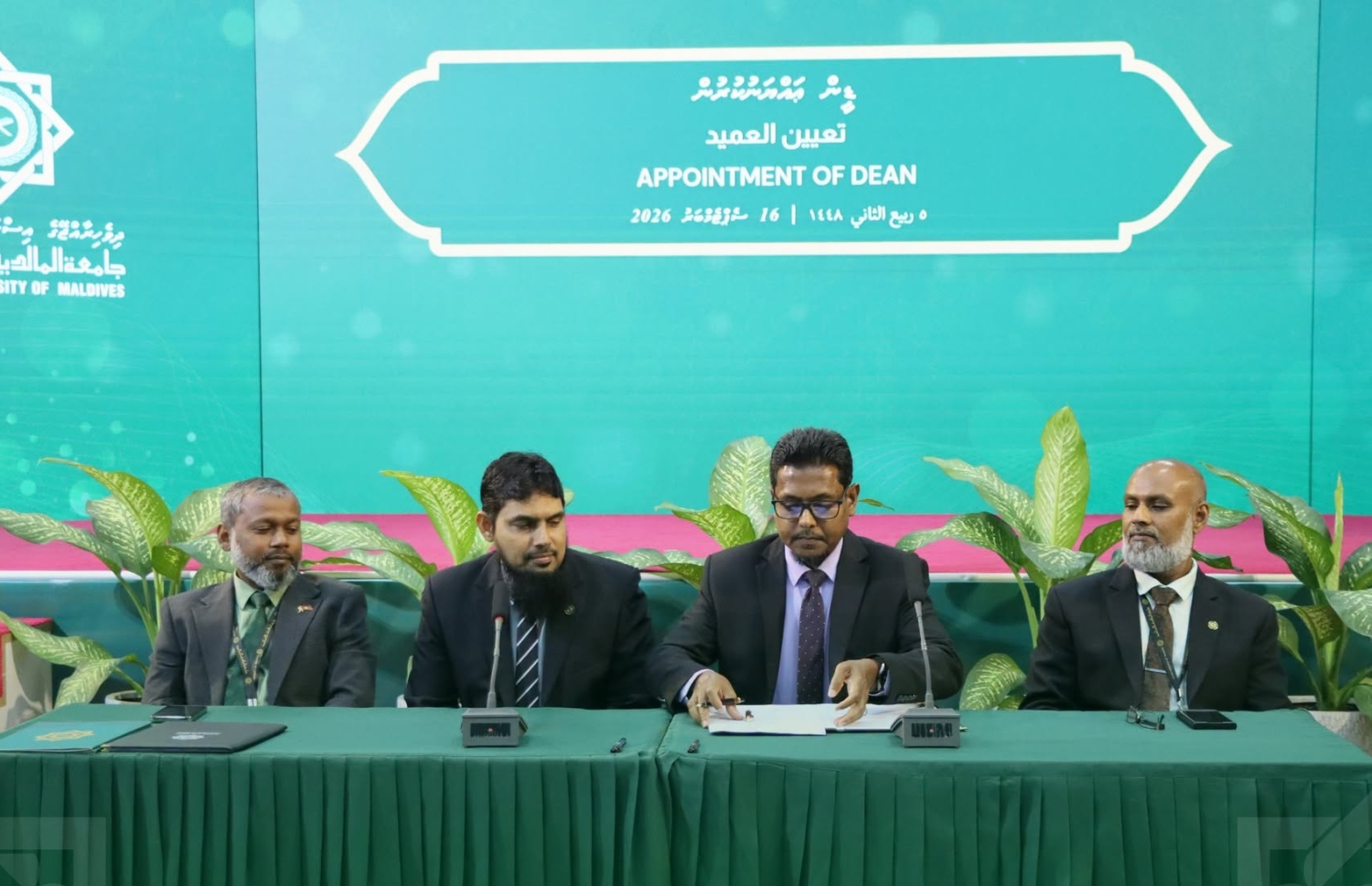 އަރަބިއްޔާ ސްކޫލުގެ ޕްރިންސިޕަލް އެ މަގާމުން ވަކިވެ އިސްލާމިކް ޔުނިވާސިޓީގެ ފެކަލްޓީގެ ޑީން ކަމާ ހަވާލުވުމަށް ބޭއްވި ރަސްމިއްޔާތުގައި ސޮއި ކުރައްވަނީ-- ފޮޓޯ: އައިޔޫއެމް