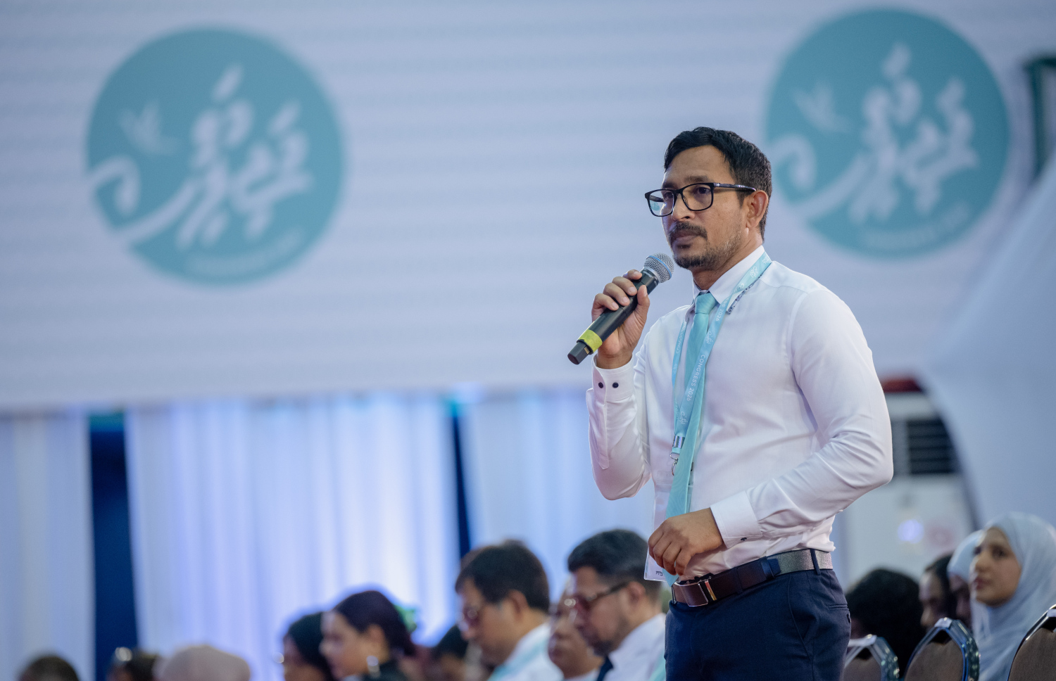ޕީއެންސީގެ ކޮންގްރެސްގެ މިއަދުގެ ހެނދުނުގެ ސެޝަންގައި އެ ޕާޓީގެ ޕީޖީ ލީޑަރު ފަލާހް ވާހަކަ ދައްކަވަނީ.---ފޮޓޯ: ފަޔާޒު މޫސާ| މިހާރު