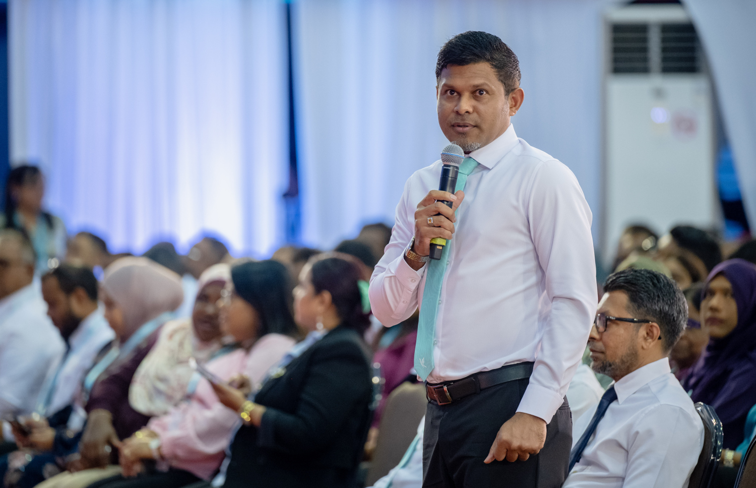 ޕީއެންސީގެ ކޮންގްރެސްގެ މިއަދުގެ ހެނދުނުގެ ސެޝަންގައި ނައިބު ރައީސް ހުސައިން ވާހަކަފުޅު ދައްކަވަނީ.---ފޮޓޯ: ފަޔާޒު މޫސާ| މިހާރު
