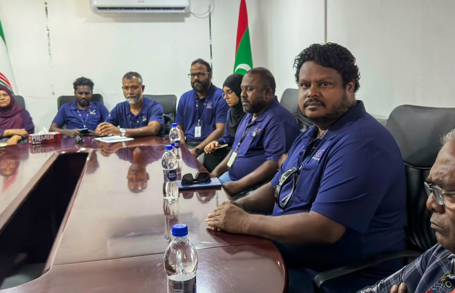 ސްޓެލްކޯގެ މުވައްޒަފުން ފެނަކައަށް ގޮސް އެ ރަށްރަށުގެ ހާލަތު ބެލުމަށް މުވައްޒަފުންނާ ބައްދަލުކުރަނީ-- ފޮޓޯ: ސްޓެލްކޯ