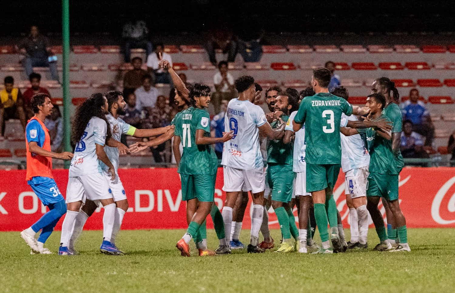 މެޗުގައި މާޒިޔާ އާއި ނިއުގެ ކުޅުންތެރިންގެ މެދުގައި ހިނގި ހަމަނުޖެހުމުގެ ތެރެއިން --- ފޮޓޯ: ފަޔާޒު މޫސާ | މިހާރު