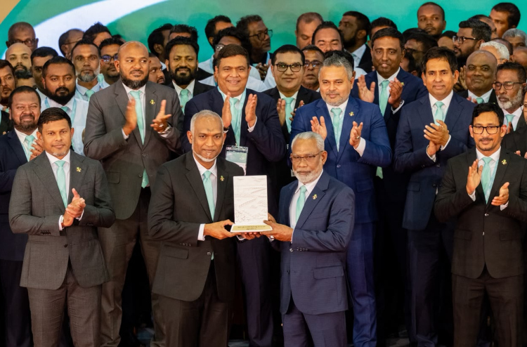 ރައީސް މުއިއްޒަށް ޕީއެންސީގެ ރިޔާސީ ޓިކެޓް އަރުވައިފި