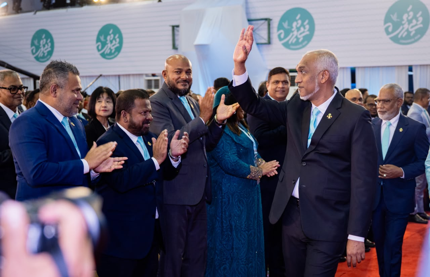 ޕީއެންސީގެ ކޮންގްރެސް ނިންމުމުގެ ހަފުލާގައި ރައީސް މުއިއްޒު އެ މަނިކުފާނުގެ ސަޕޯޓަރުންނާ ސަލާން ކުރައްވަނީ.---ފޮޓޯ: ފަޔާޒު މޫސާ| މިހާރު