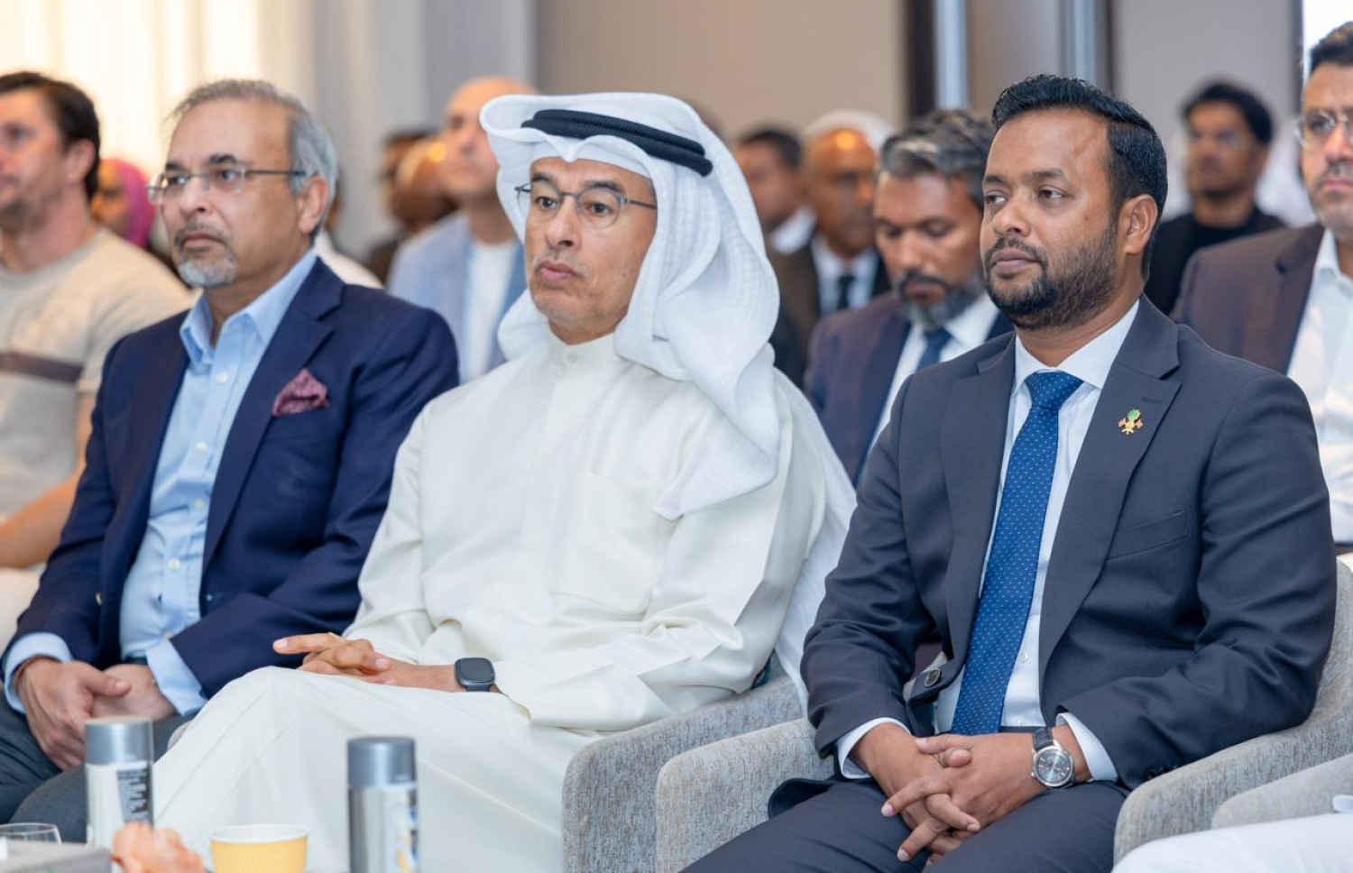 ރަސްމާލޭގައި މެރީނާއެއް ތަރައްގީކޮށް ހިންގަން ޔޫއޭއީގެ އެންމެ މަޝްހޫރު އެއް ކުންފުނި، އީގަލް ހިލްސްއާ އެކު ދިވެހި ސަރުކާރުން މިއަދު ސޮއިކުރުމަށް ބޭއްވި ރަސްމިއްޔާތުގައި ހައުސިން މިނިސްޓަރު މުއްތަލިބާއި އެ ކުންފުނީގެ ޗެއާމަން މުހައްމަދު އަލައްބާރު.---ފޮޓޯ: ހައުސިން މިނިސްޓްރީ