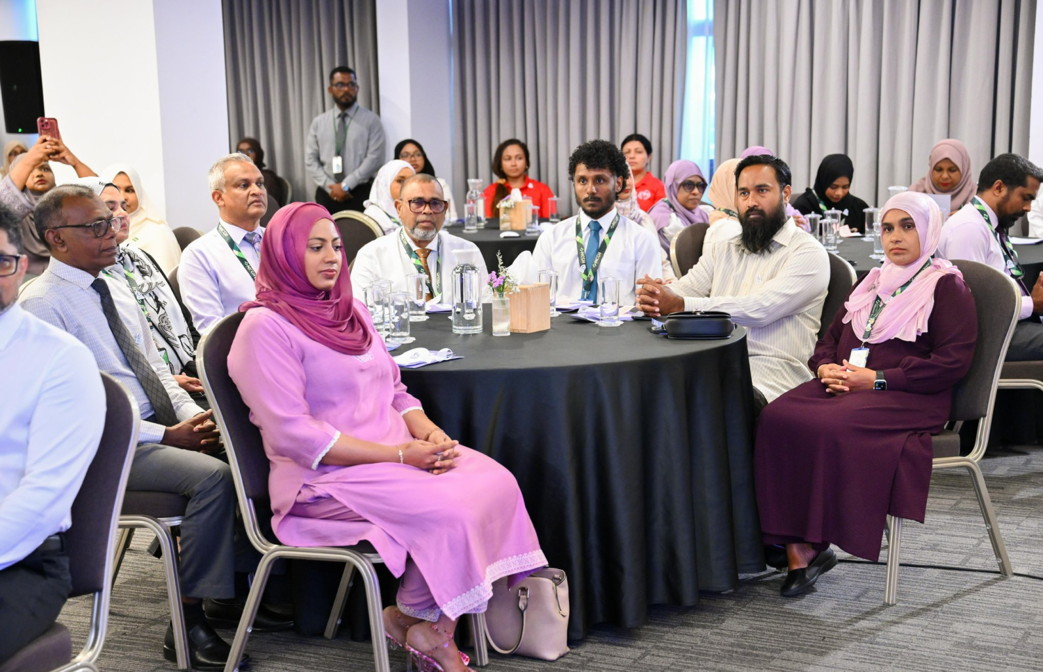 ދުވަސް ނުފުރާ ވިހާ ކުދިންނަށް ދޭ ފަރުވާއާ ގުޅޭ ކޮންފަރެންސް ފެށުމުގެ ރަސްމިއްޔާތުގައި ބައިވެރިވެވަޑައިގެންނެވި ބޭފުޅުން.-- ފޮޓޯ: ރައީސް އޮފީސް