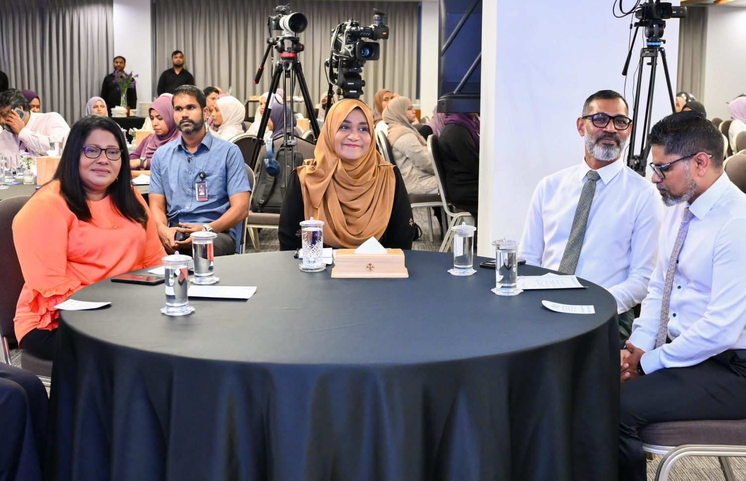 ދުވަސް ނުފުރާ ވިހާ ކުދިންނަށް ދޭ ފަރުވާއާ ގުޅޭ ކޮންފަރެންސް ފެށުމުގެ ރަސްމިއްޔާތުގައި، ފަސްޓް ލޭޑީ ސާޖިދާ އާއި ހެލްތު މިނިސްޓަރު ގީލާ އަލީގެ އިތުރުން މާލެ ސިޓީ ގްރޫޕް އޮފް ހޮސްޕިޓަލްސްގެ ސީއީއޯ ހަލީމް ބައިވެރިވެވަޑައިގަންނަވަނީ --- ފޮޓޯ/ރައީސް އޮފީސް