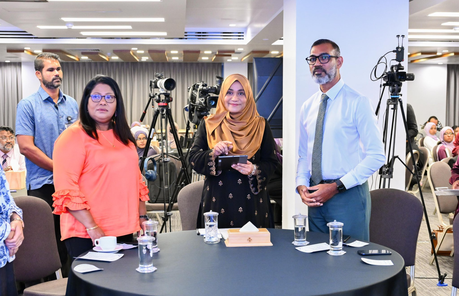 ދުވަސް ނުފުރާ ވިހާ ކުދިންނަށް ދޭ ފަރުވާ ރަނގަޅުކުރުމުގެ ކޮންފަރެންސް ފެށުމުގެ ރަސްމިއްޔާތުގައި ފަސްޓްލޭޑީ ސާޖިދާ، "ނިއޯކެއާ ނިއުސްލެޓާ" ލޯންޗުކޮށްދެއްވާއިރު، އަރިހުގައި ހެލްތު މިނިސްޓަރު ގީލާ އަދި އައިޖީއެމްއެޗްގެ ސީއީއޯ ހަލީމް މަޑުކޮށްލައްވައިގެން--- ފޮޓޯ/ރައީސް އޮފީސް