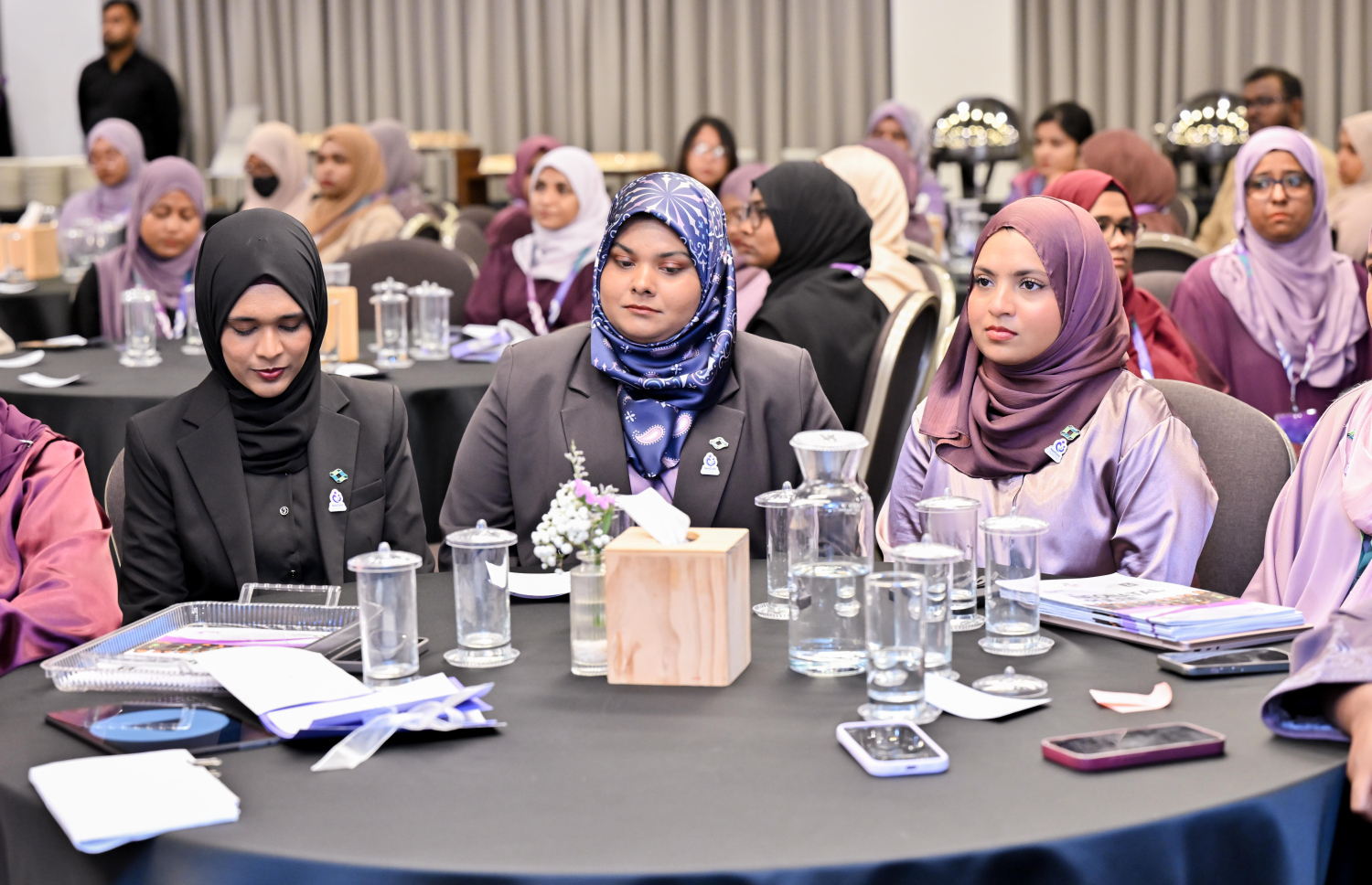 ދުވަސް ނުފުރާ ވިހާ ކުދިންނަށް ދޭ ފަރުވާ ރަނގަޅުކުރުމުގެ ކޮންފަރެންސް ފެށުމުގެ ރަސްމިއްޔާތުގައި ބައިވެރިވި ބައެއް މީހުން--- ފޮޓޯ/ރައީސް އޮފީސް
