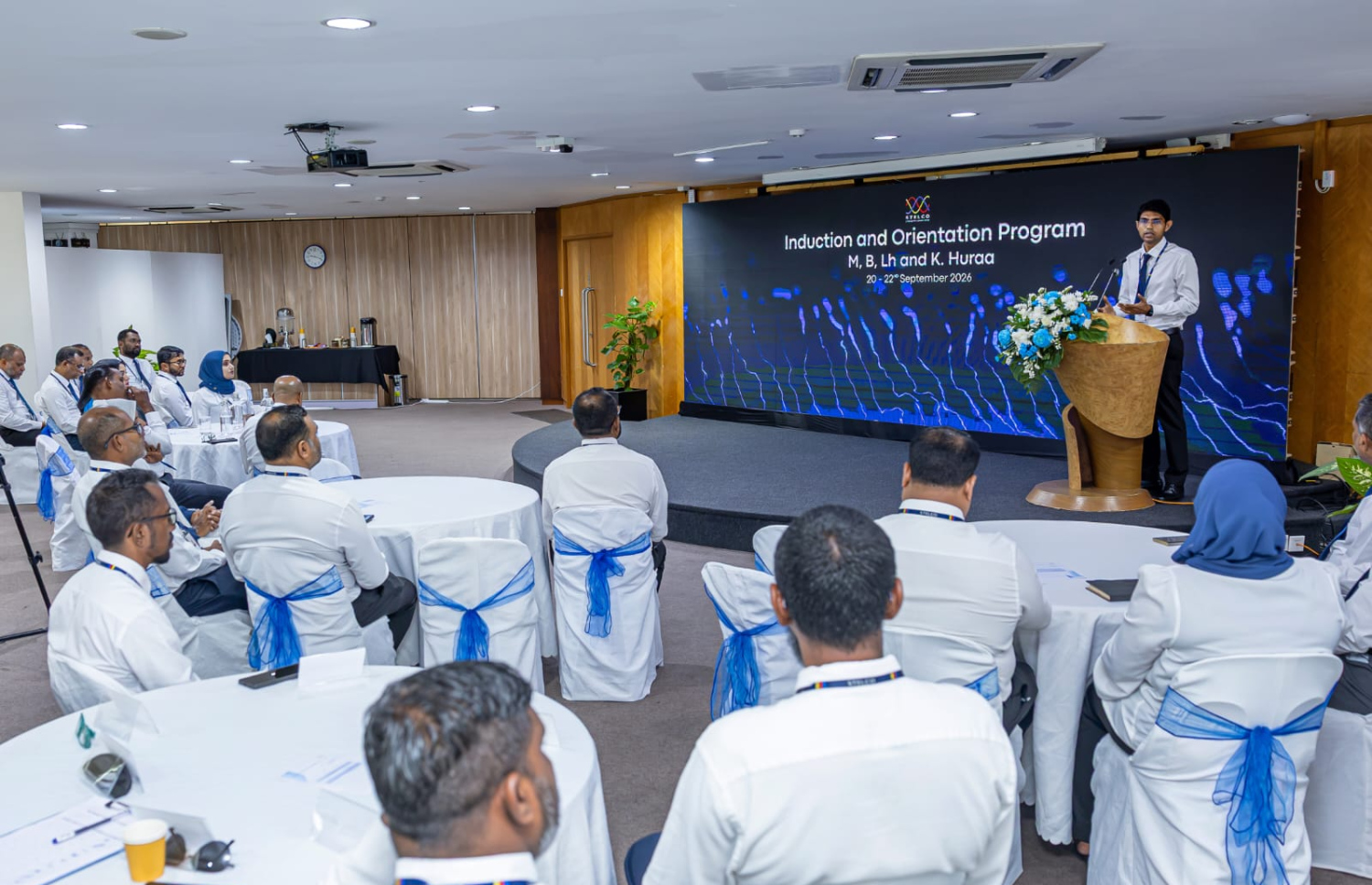 ސްޓެލްކޯ އިން އަލަށް ހިދުމަތްދޭން ފެށި ބ. އަތޮޅާއި ޅ. އަތޮޅު އަދި މ. އަތޮޅާއި ކ. ހުރާގެ ސްޓޭޝަން މެނޭޖަރުންނާއި ވަގުތީގޮތުން އިންޖީނުގެތަކާ ހަވާލުވެވަޑައިގެން ތިއްބެވި ބޭފުޅުންނަށް އަމާޒުކޮށް ކުރިއަށް ގެންދާ ތަމްރީނު ޕްރޮގްރާމުގައި އަޒުވަރު ވާހަކަ ދައްކަވަނީ-- ފޮޓޯ: ސްޓެލްކޯ
