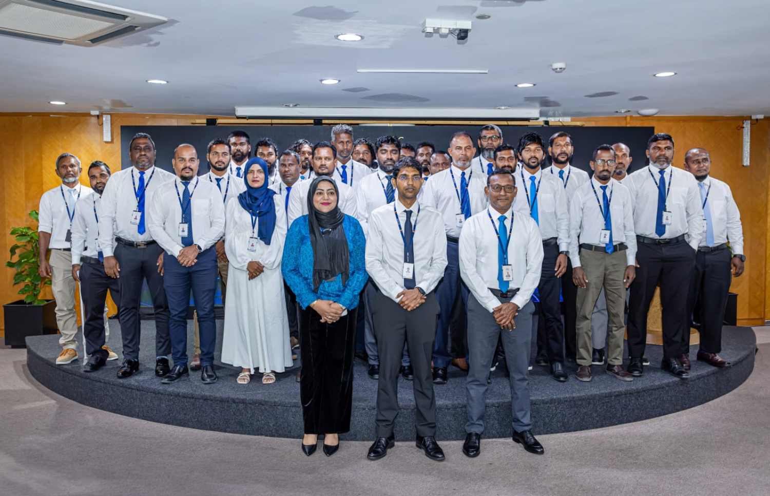 ސްޓެލްކޯގެ އިސްވެރިން، އެ ކުންފުނިން އިން އަލަށް ހިދުމަތްދޭން ފެށި ބ. އަތޮޅާއި ޅ. އަތޮޅު އަދި މ. އަތޮޅާއި ކ. ހުރާގެ ސްޓޭޝަން މެނޭޖަރުންނާއި ވަގުތީގޮތުން އިންޖީނުގެތަކާ ހަވާލުވެވަޑައިގެން ތިއްބެވި ބޭފުޅުންނާ އެކު ފޮޓޯއަކަށް ހުއްޓިގެން-- ފޮޓޯ: ސްޓެލްކޯ